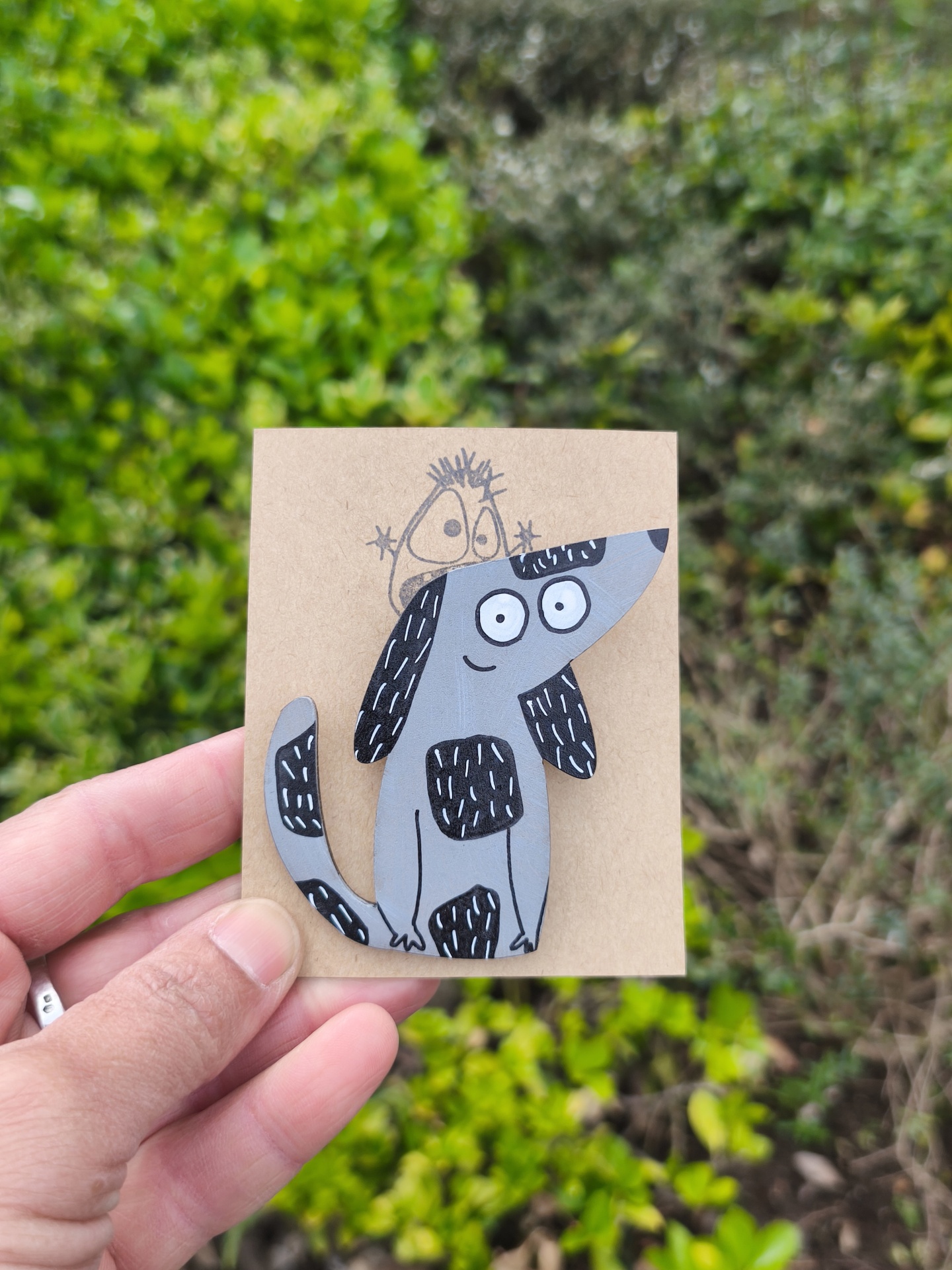 Alfinete cão! Broche de madeira em forma de cão cinzento com manchas pretas