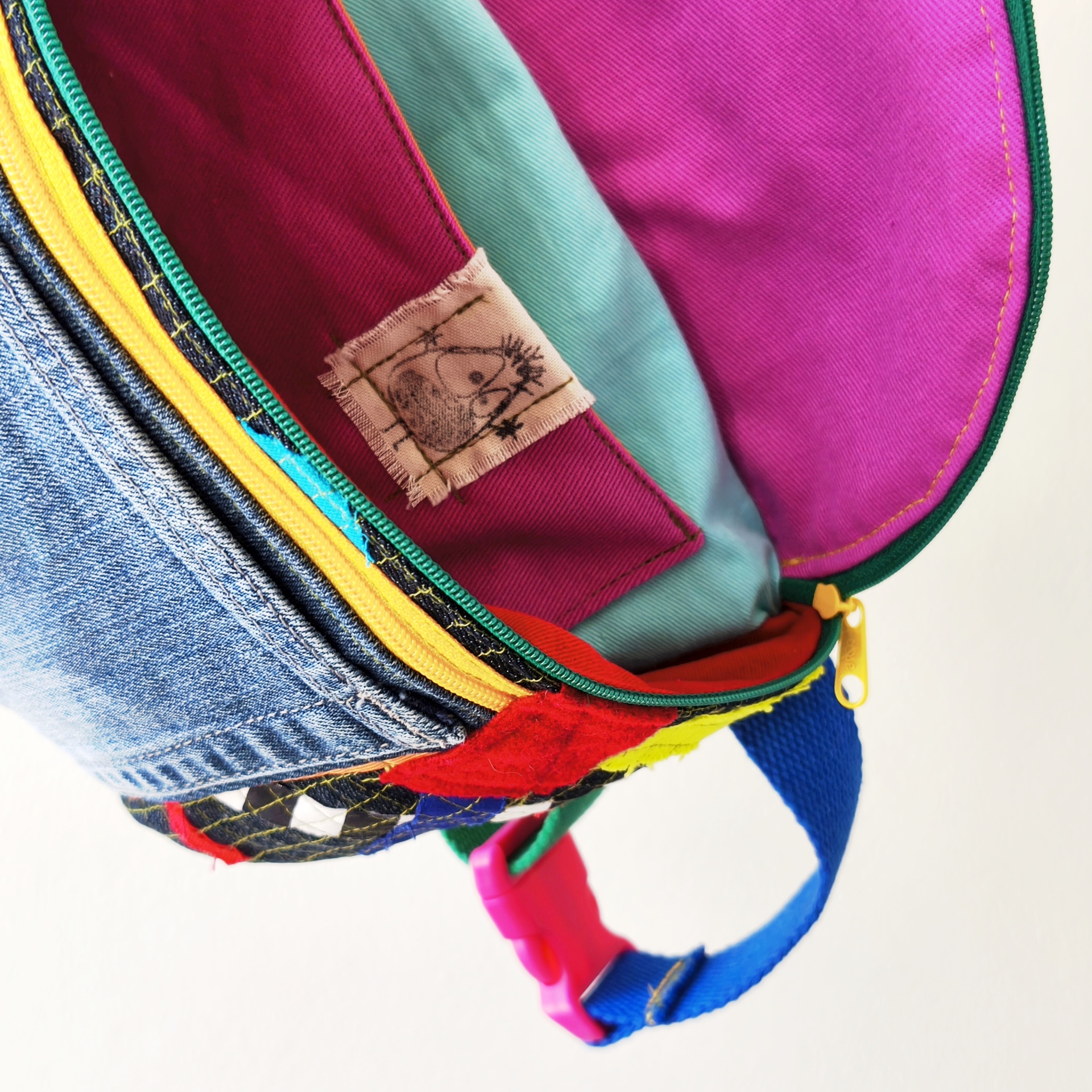 Bolsas de cintura Trapo! Mochila colorida com vários tecidos e zíperes vista de perto