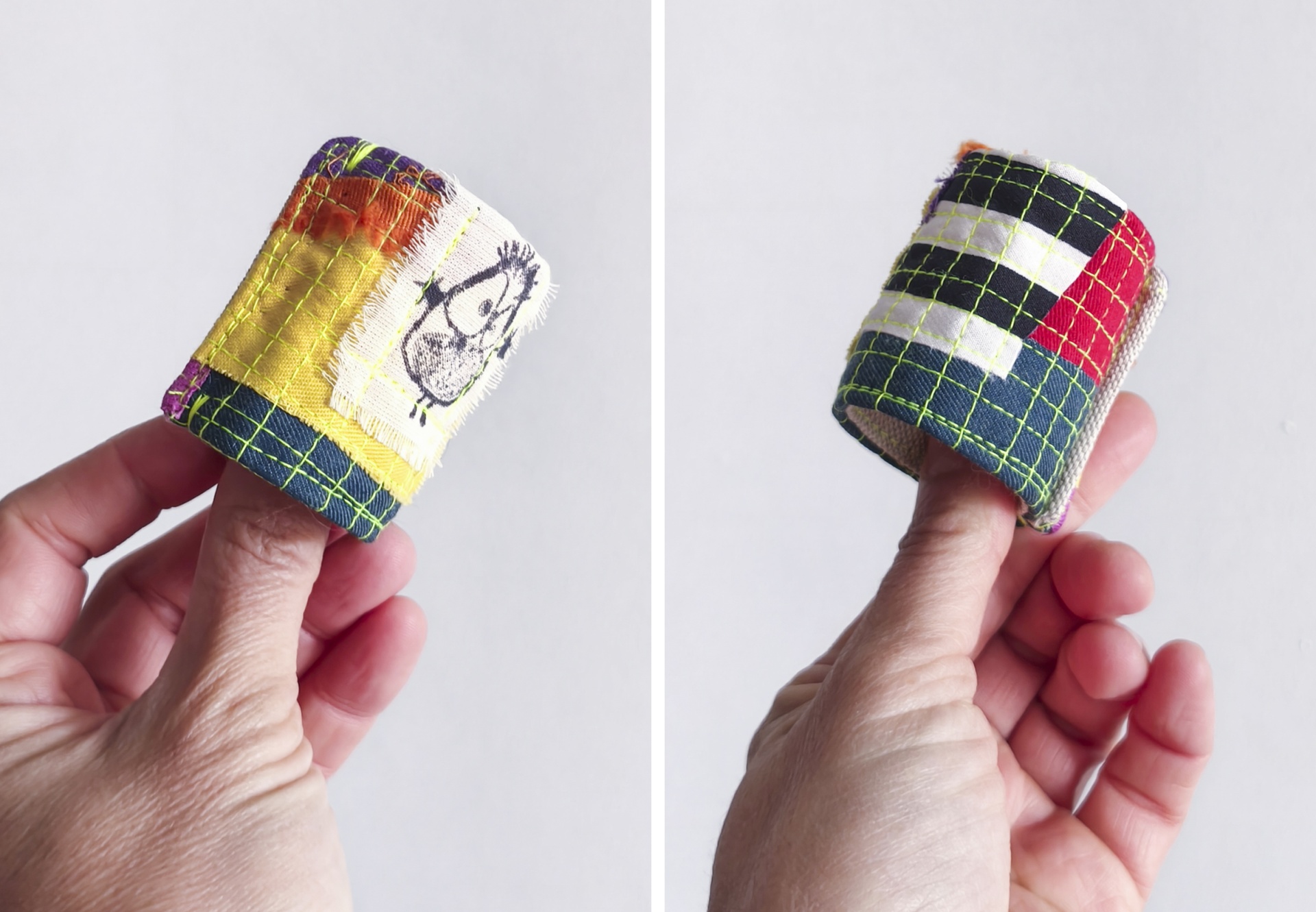 Argolas para guardanapos Duas pulseiras de tecido coloridas com padrão xadrez e etiqueta com desenho de pássaro