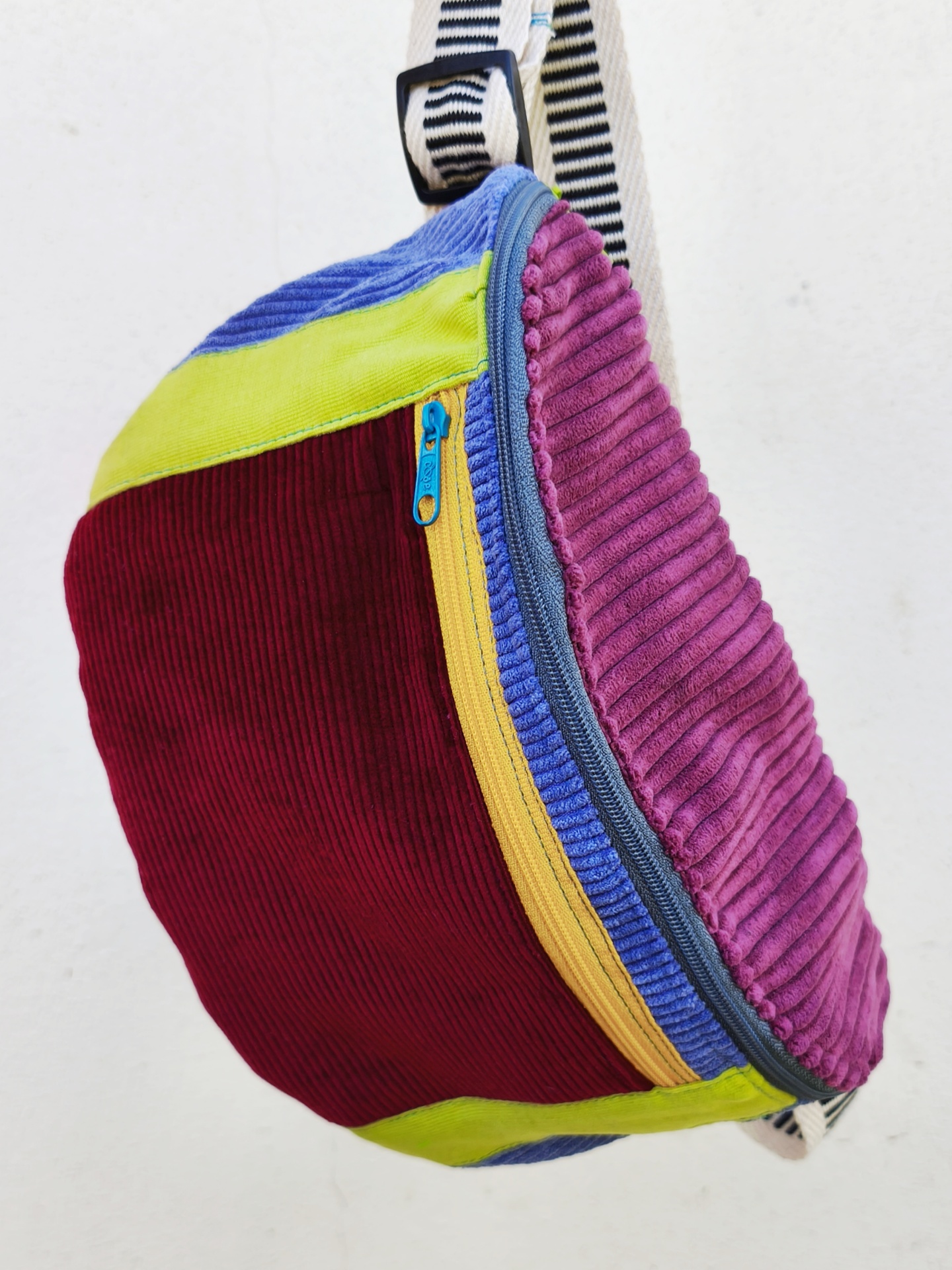 Bolsa de cintura BOMBAzine! Mochila colorida em tecido de veludo cotelê com várias cores e fecho de correr azul