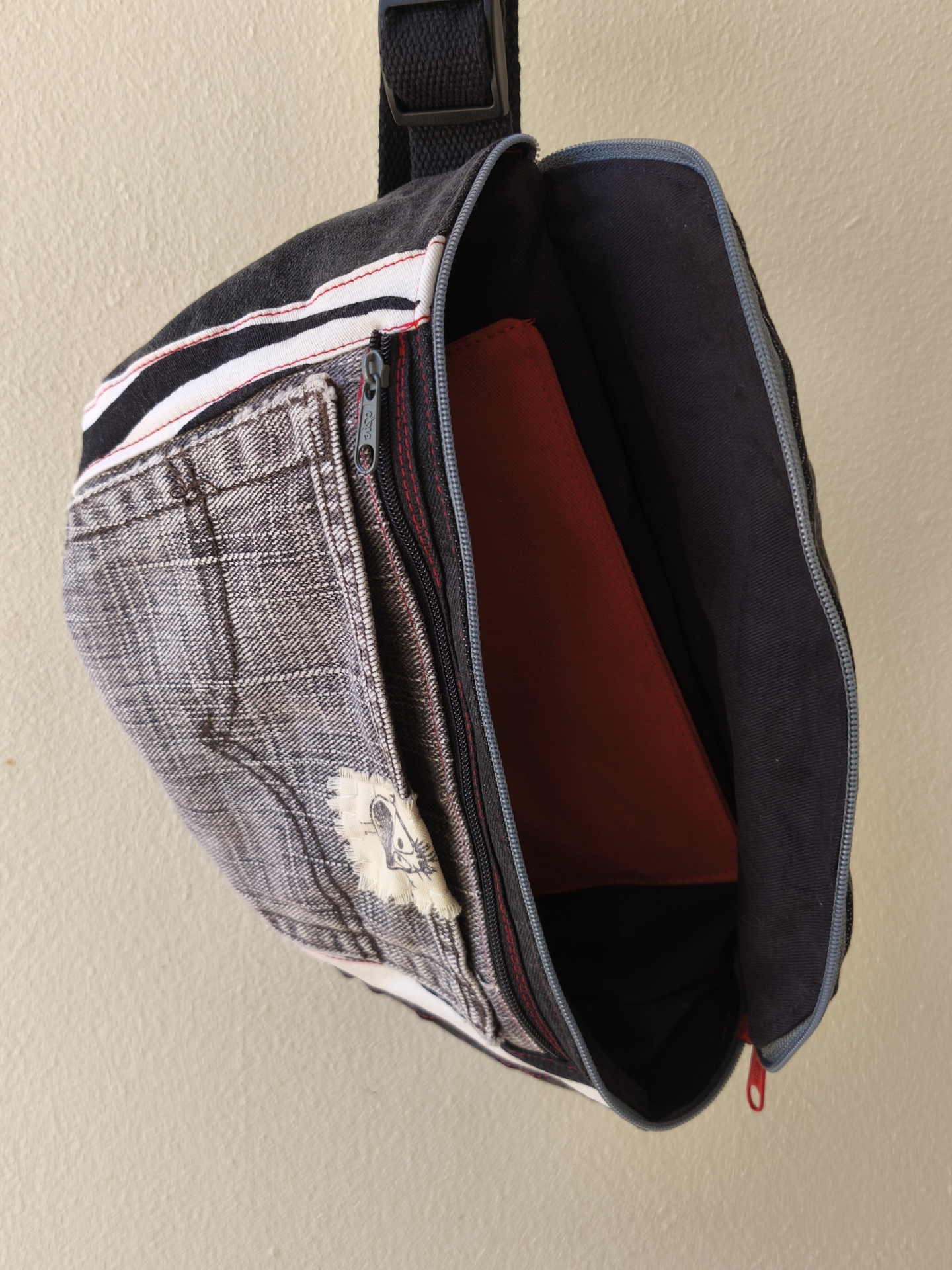 Bolsa de cintura Os básicos! Mala tiracolo com padrão xadrez cinzento e faixa preta e branca