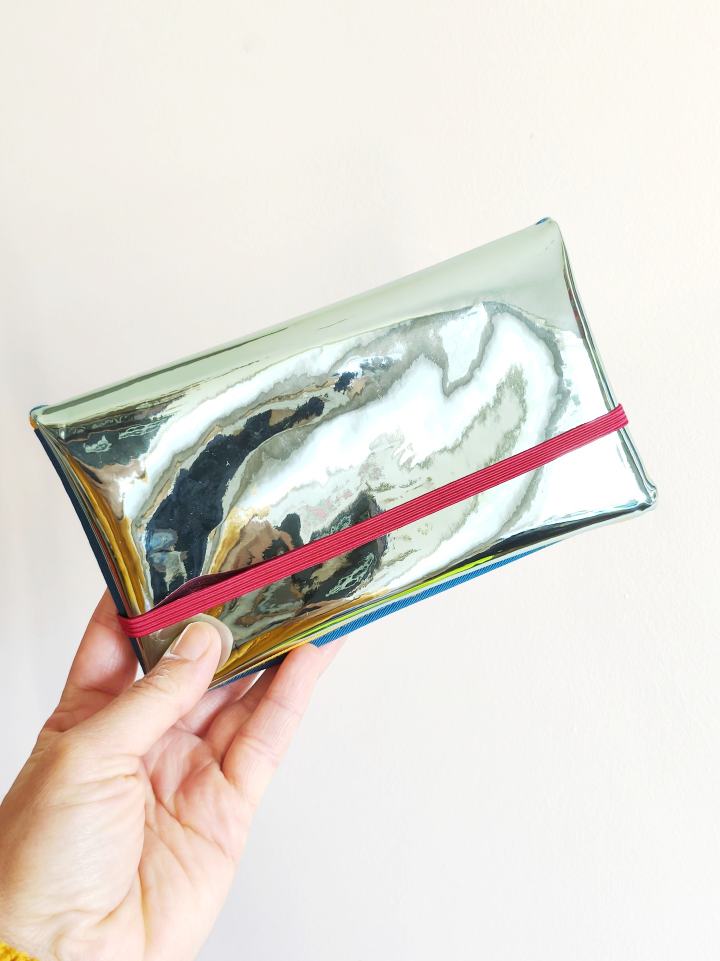 Carteiras porta-tudo! Bolsa clutch metálica prateada com friso vermelho