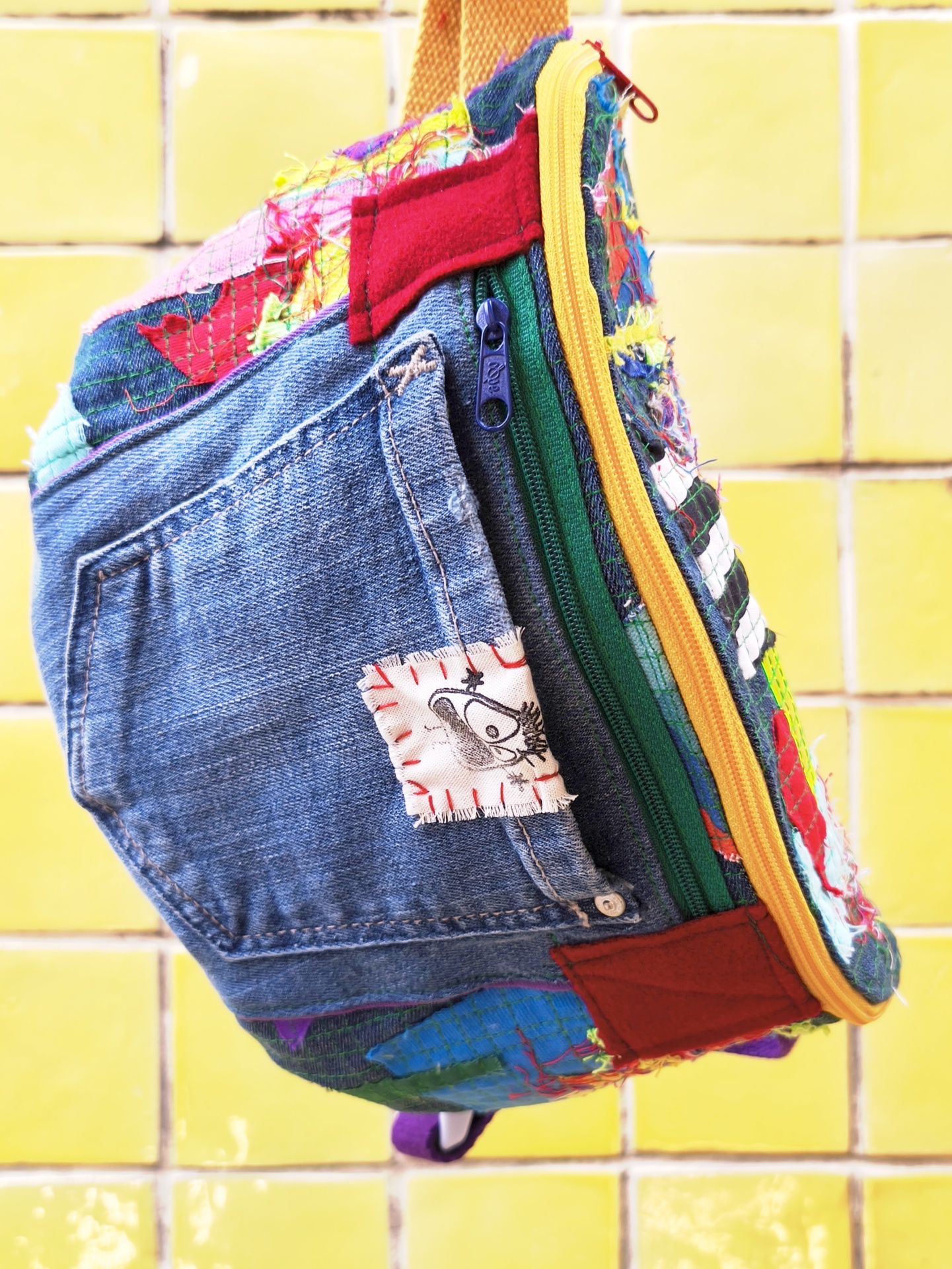 Bolsas de cintura Trapo! Mochila colorida e texturizada com detalhe em ganga e etiqueta decorativa