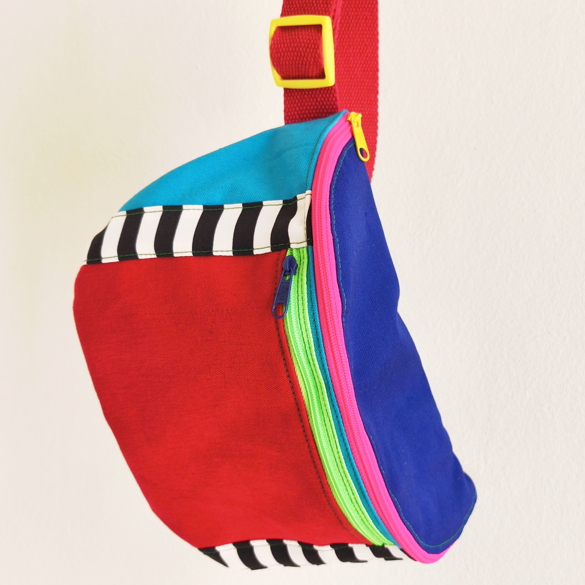 Bolsas de cintura Color Block! Mochila colorida em tecido com vários fechos e bolso às riscas