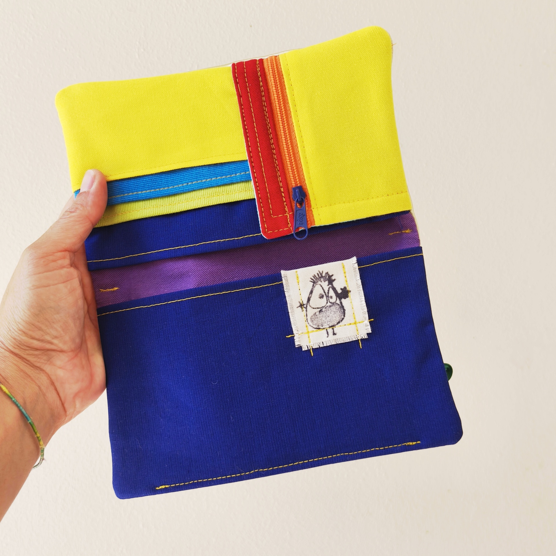 Carteiras porta-tudo! Carteira ou bolsa colorida em tecido com várias cores e etiqueta decorativa