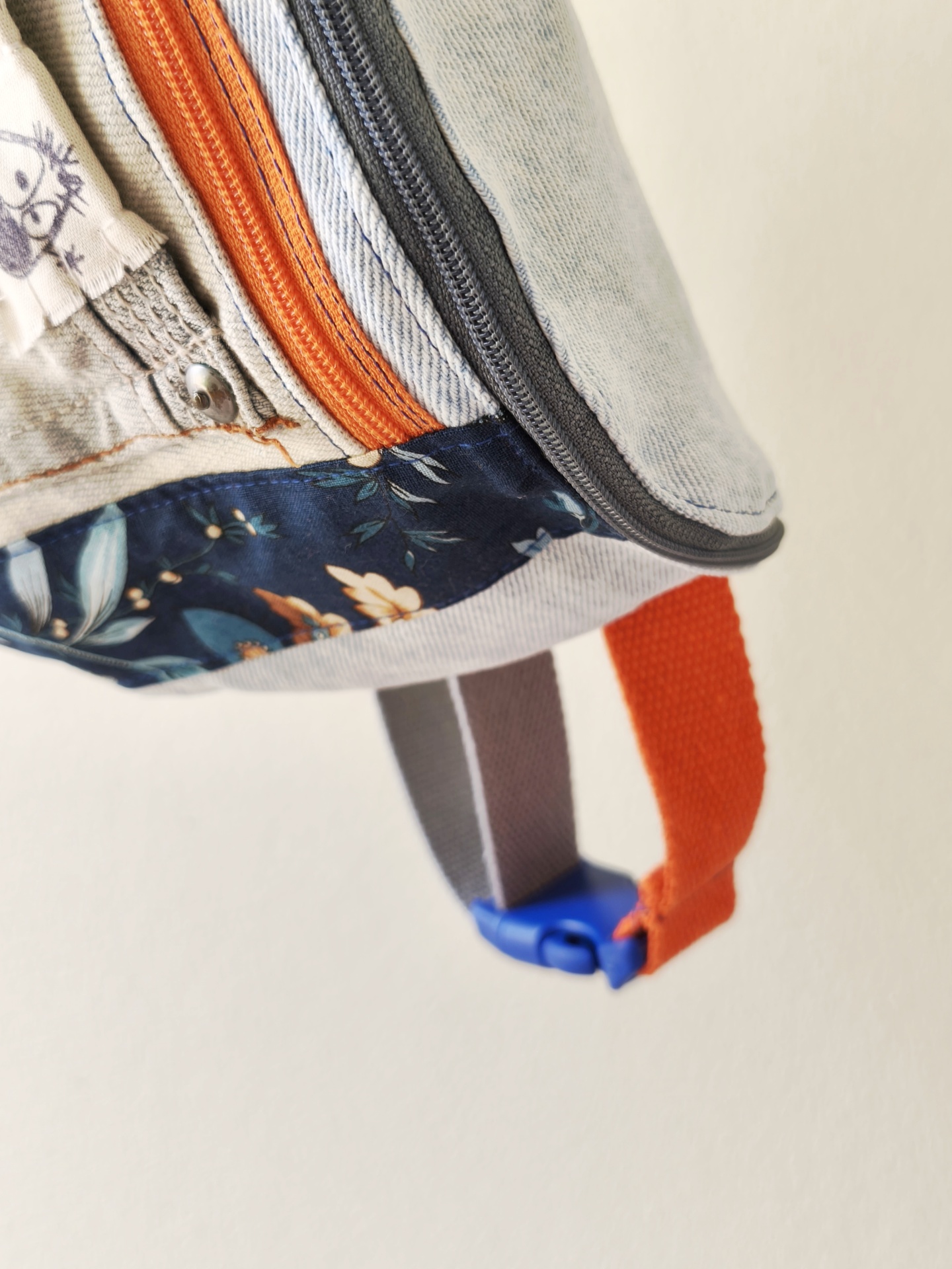 Bolsa de cintura Os básicos! Mochila detalhada com padrão floral, tecido jeans e alças coloridas