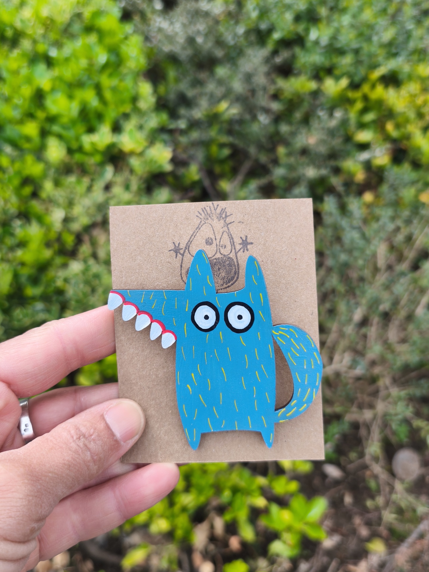 Alfinete lobo! Cartão com desenho de personagem azul cartoon com dentes e olhos grandes