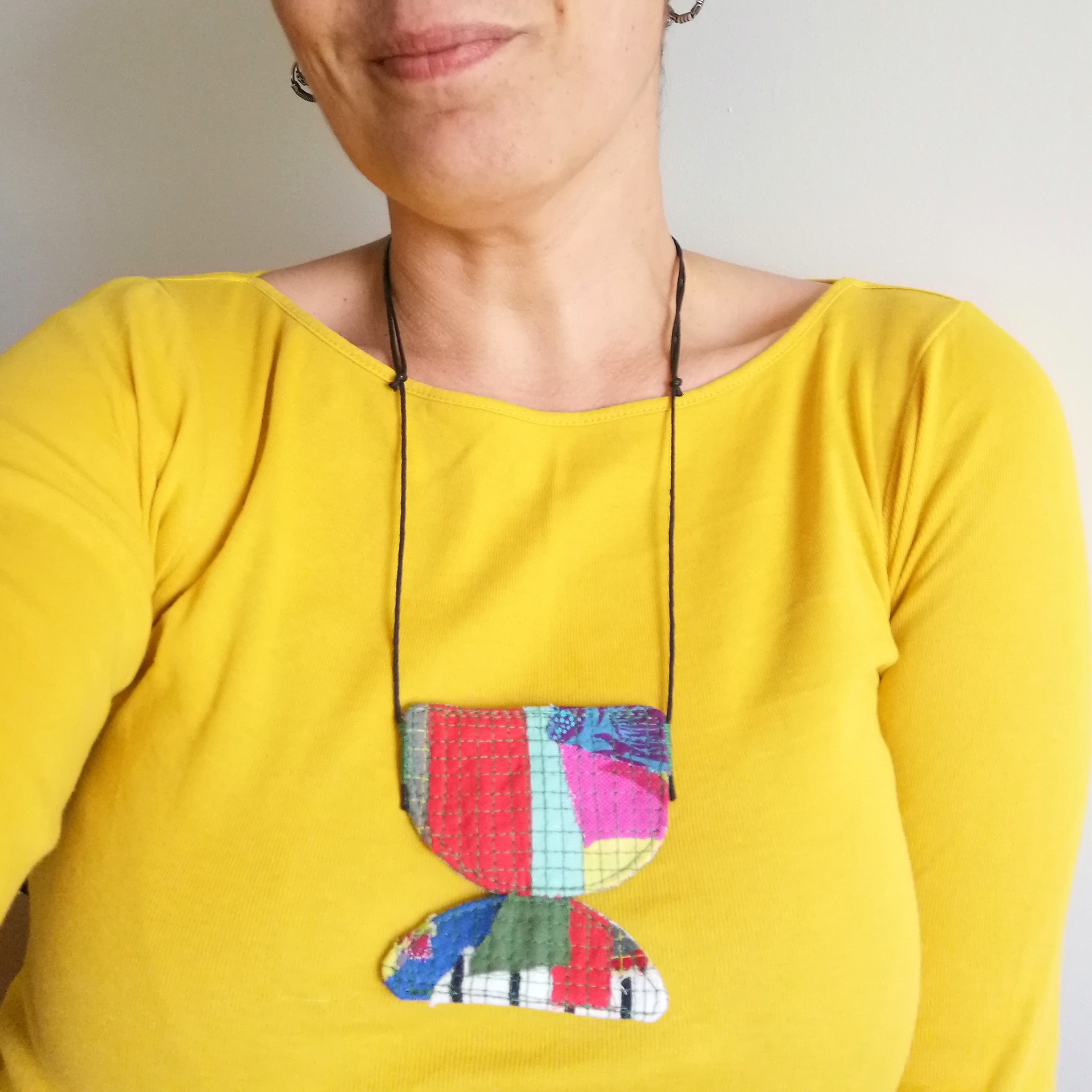 Colar Trapo Colar de tecido colorido em padrão de retalhos em pessoa com camisa amarela