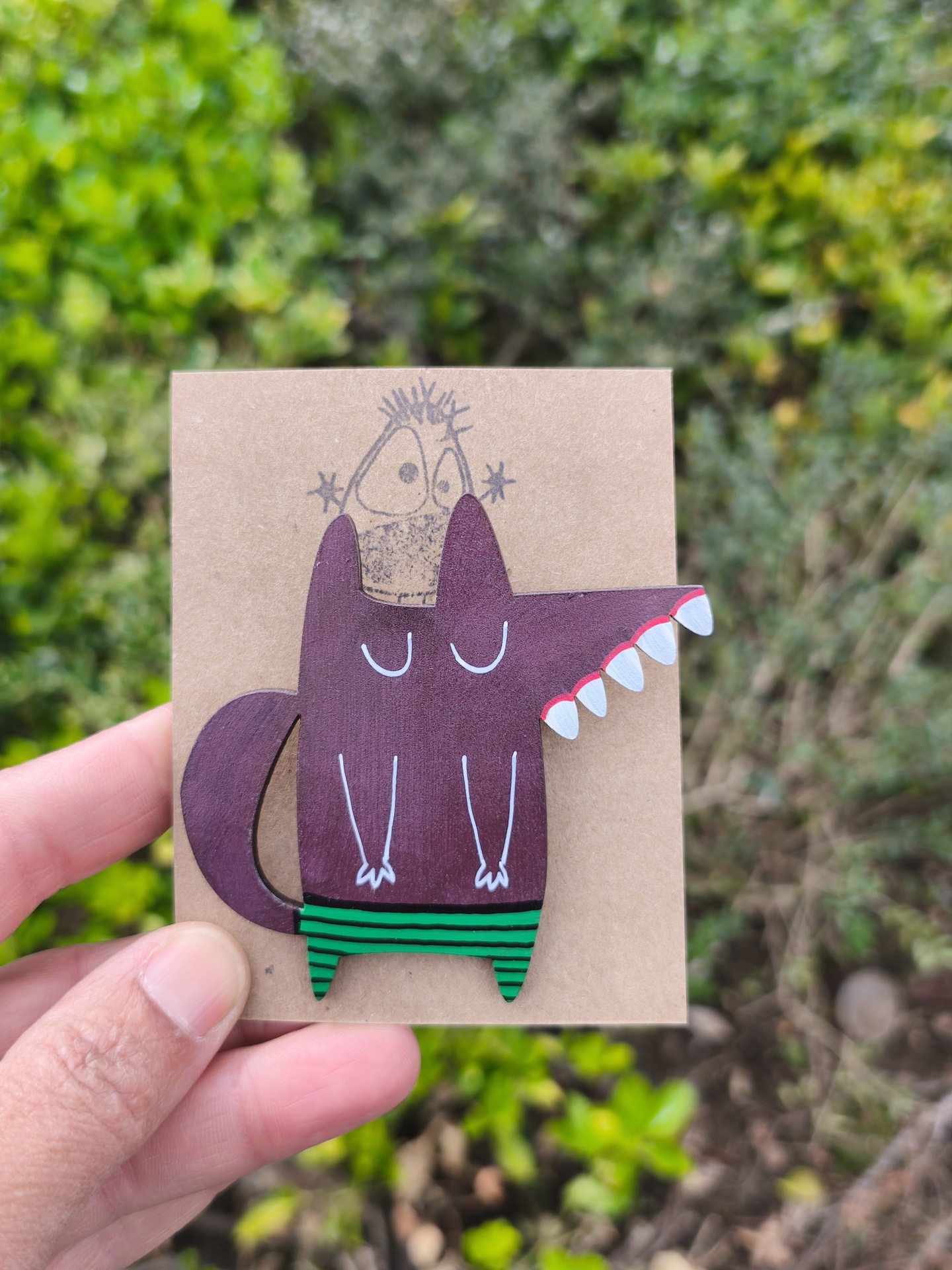 Alfinete lobo! Broche de madeira pintada com desenho de um lobo roxo e calças verdes