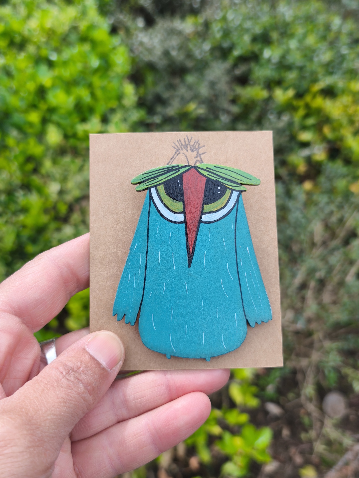 Alfinete mocho! Pendente ou broche de madeira pintado de pássaro azul com olhos grandes e bico vermelho