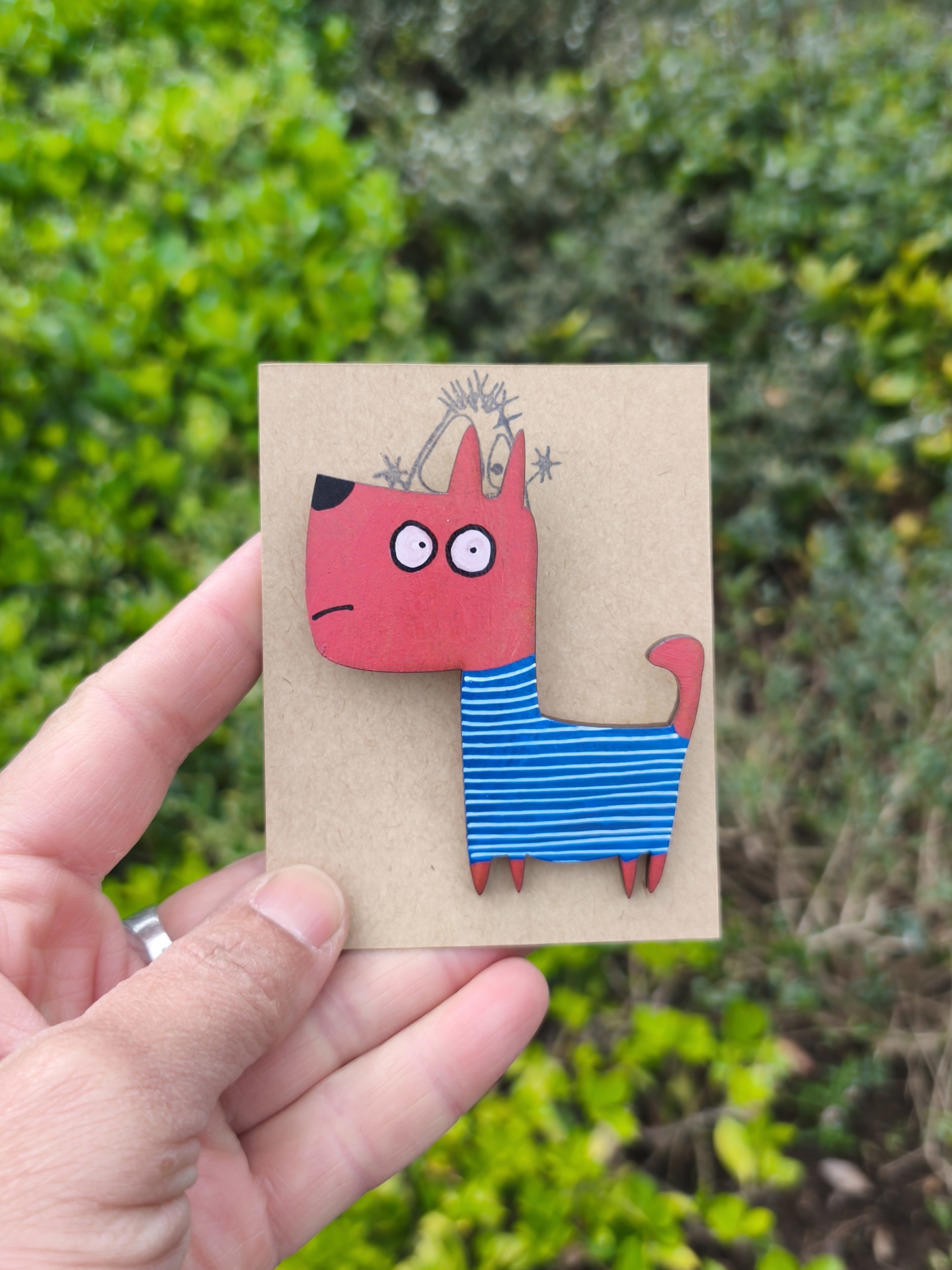 Alfinete cão #2! Broche de madeira pintada com desenho de cão vermelho com camisola às riscas azuis.