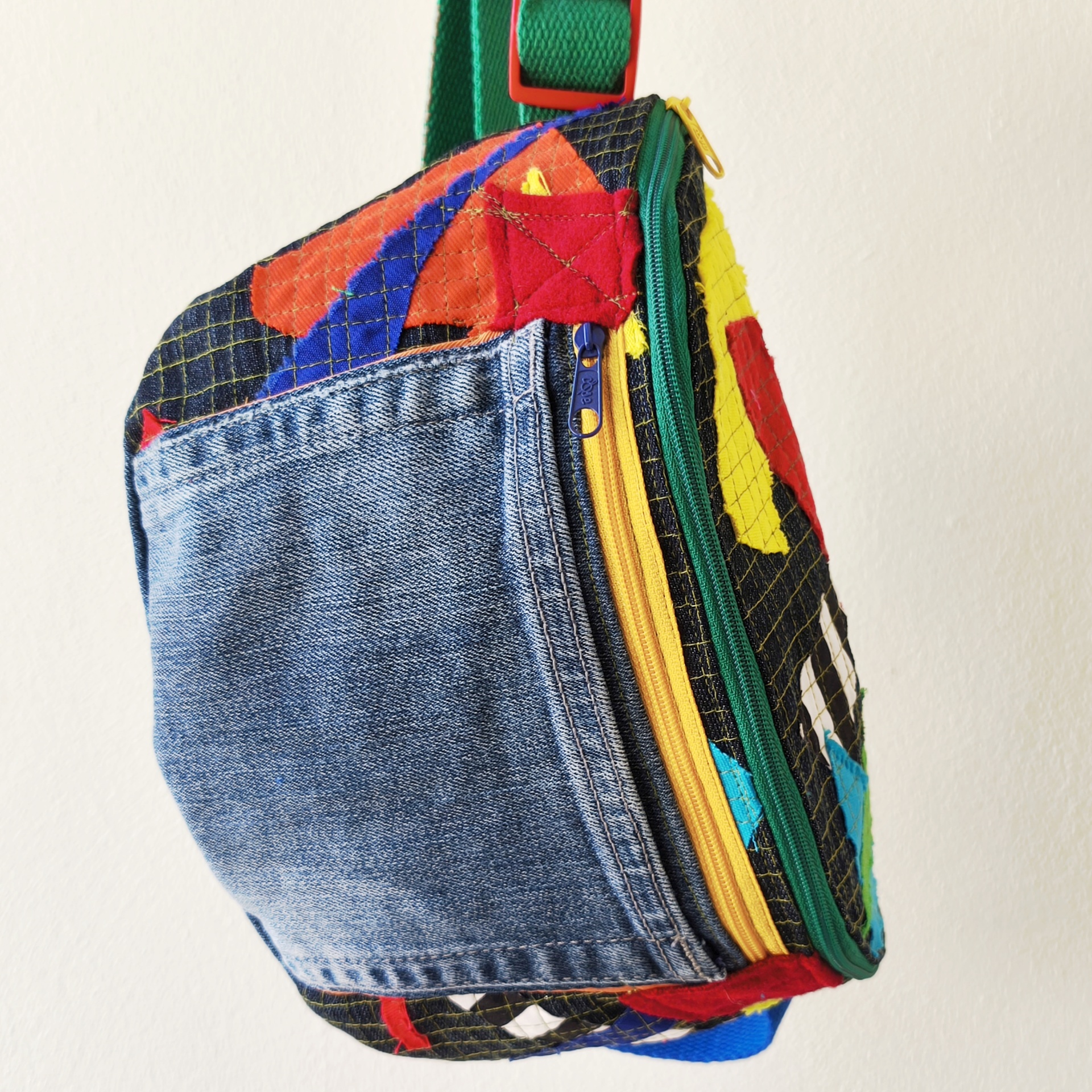 Bolsas de cintura Trapo! Mala colorida de retalhos e jeans com fechos de correr e alça verde