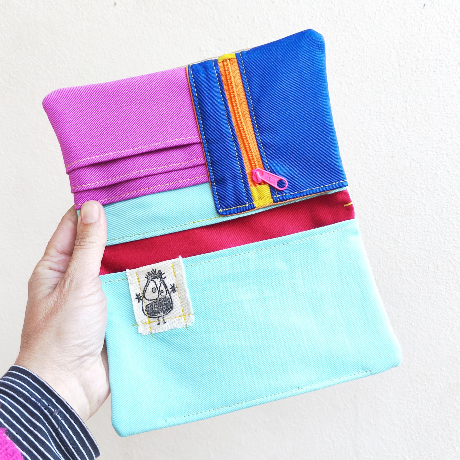 Carteiras porta-tudo! Carteira colorida de tecido com fecho amarelo e rosa