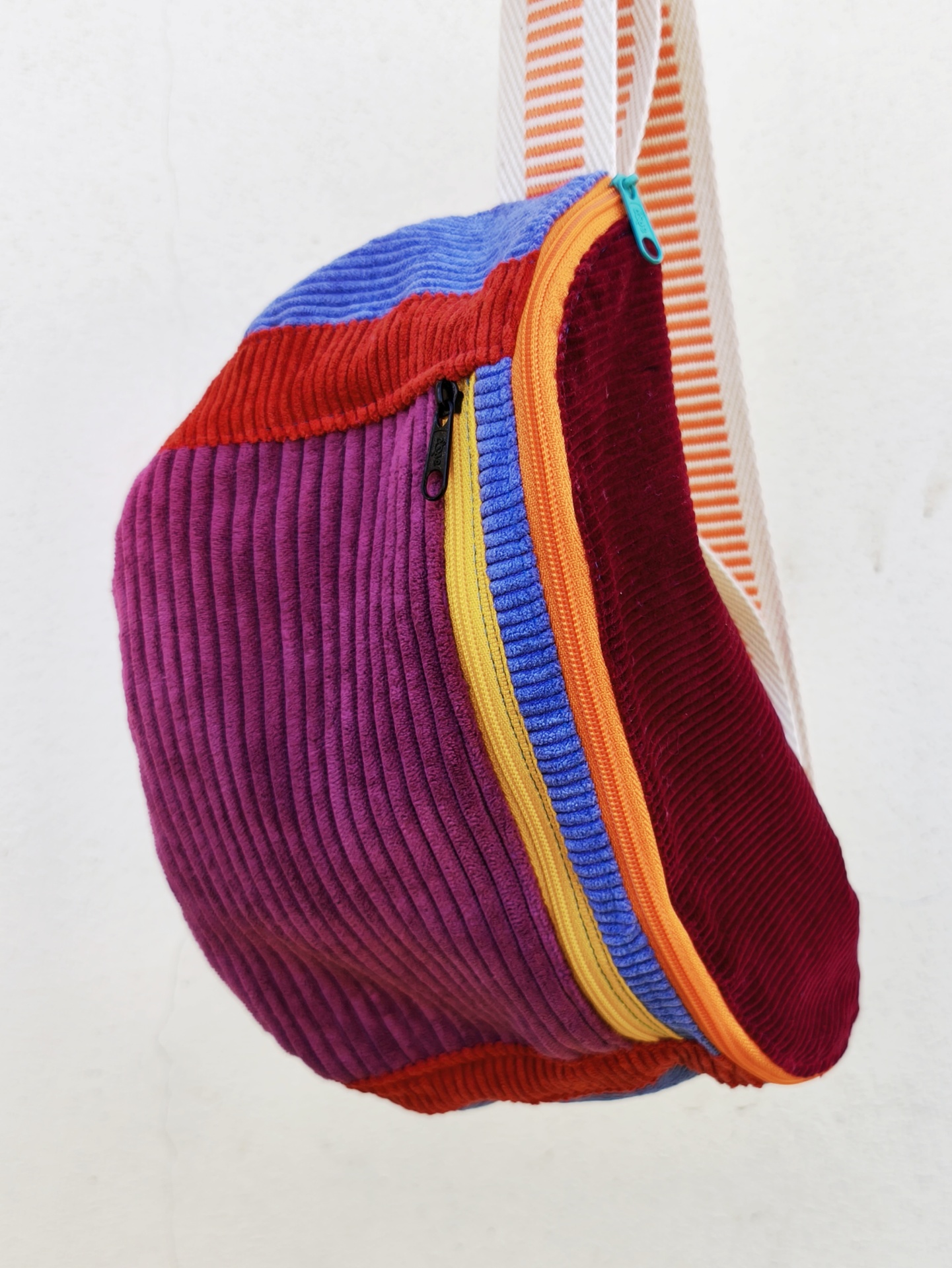 Bolsa de cintura BOMBAzine! Mochila colorida de veludo cotelê com fechos e alça listrada