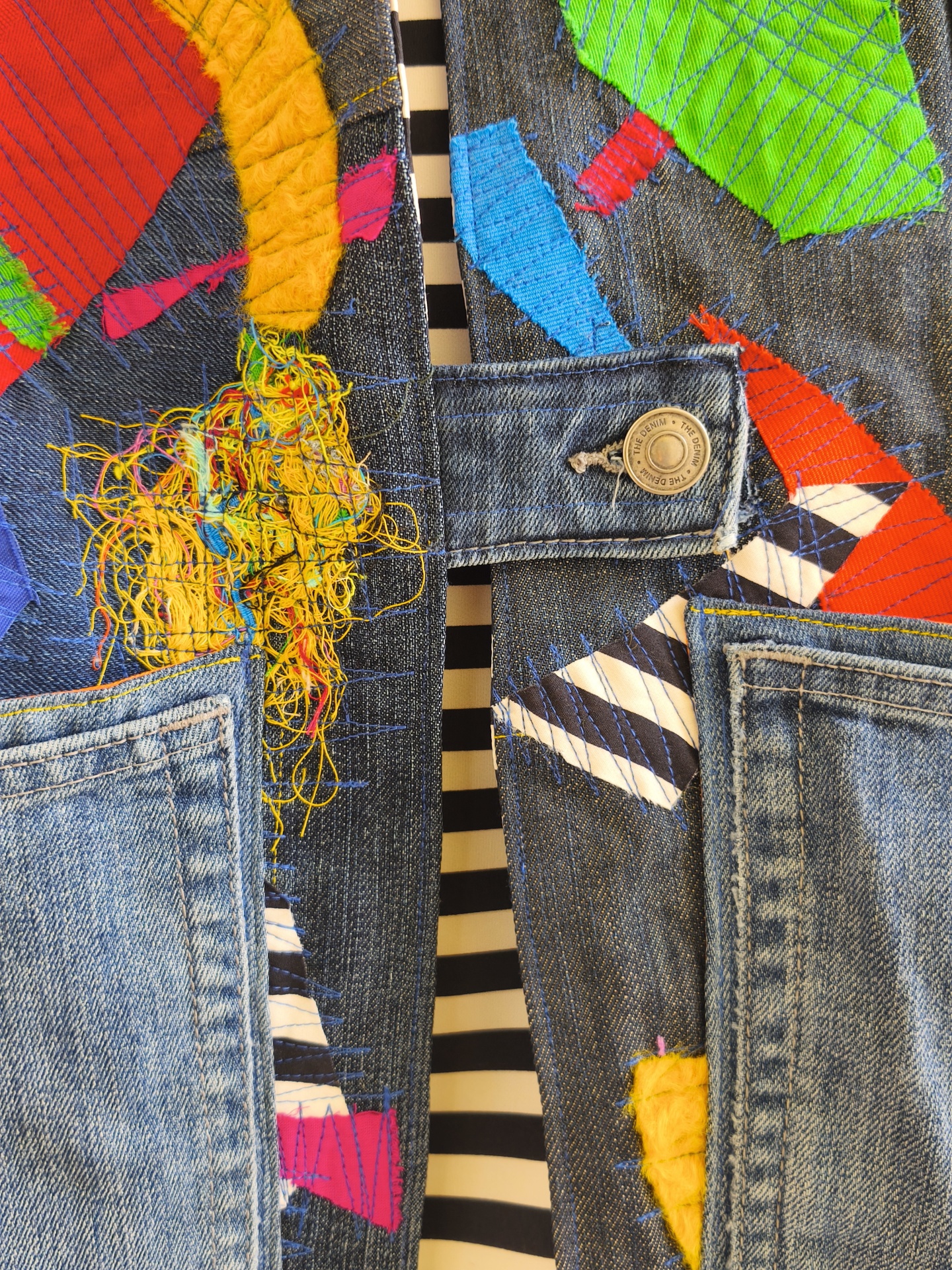 Coletes Trapo! Casaco de ganga com remendos coloridos e botão metálico THE DENIM