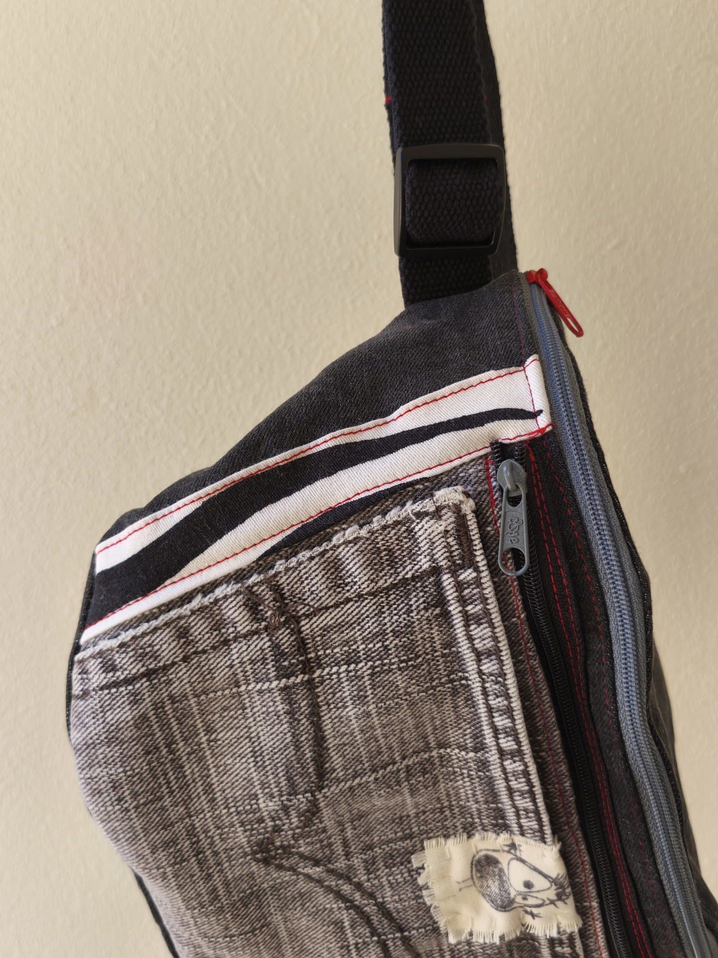 Bolsa de cintura Os básicos! Mala de ombro xadrez cinza com fecho de correr vermelho e puxador cinza