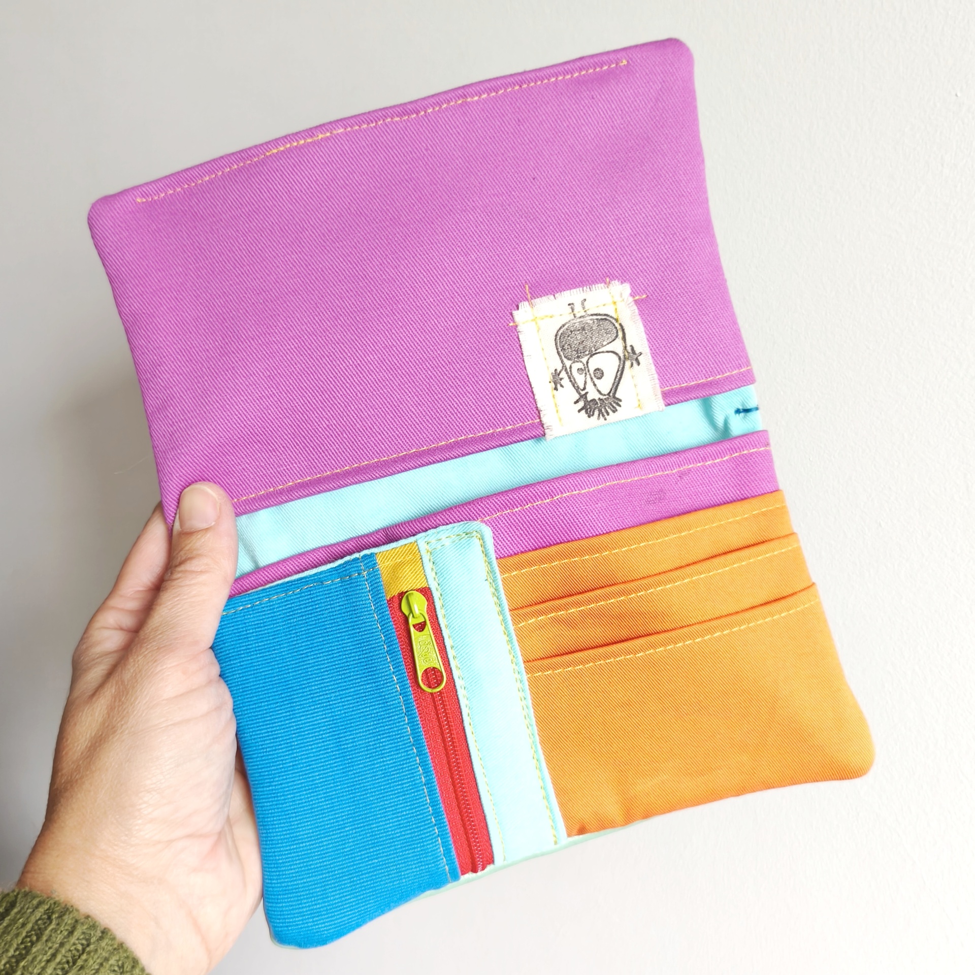 Carteiras porta-tudo! Carteira colorida de tecido aberta com fecho vermelho e selo branco com desenho