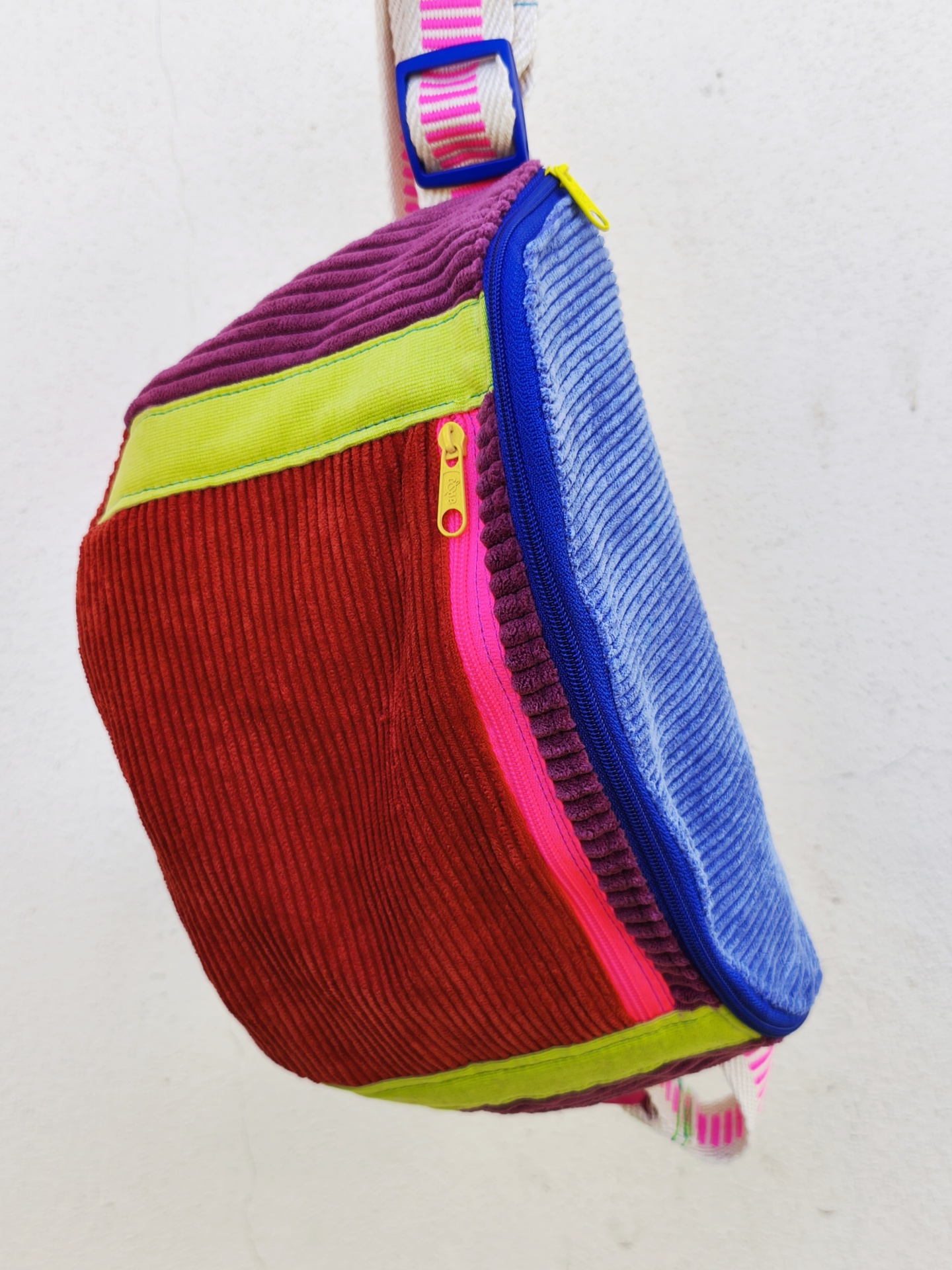 Bolsa de cintura BOMBAzine! Mala colorida em veludo cotelê com fechos de correr e alça ajustável.