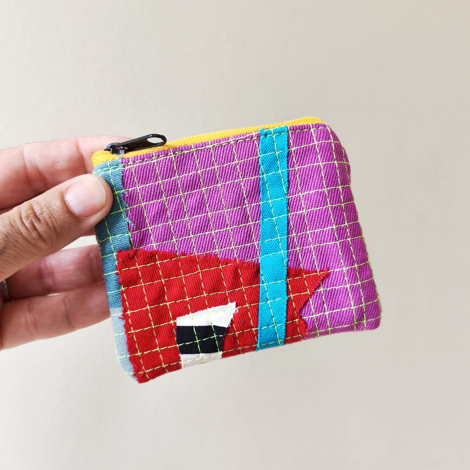 Mini bolsa trapo Carteira pequena em tecido roxo com zíper e padrões coloridos