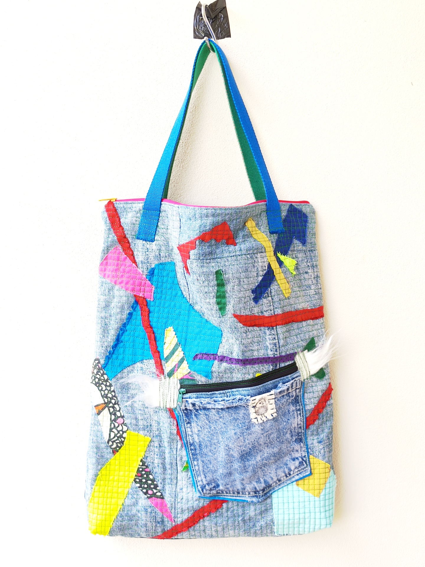 Bolsa/Mochila Mala de tecido cinza com padrões coloridos abstratos e bolso de ganga