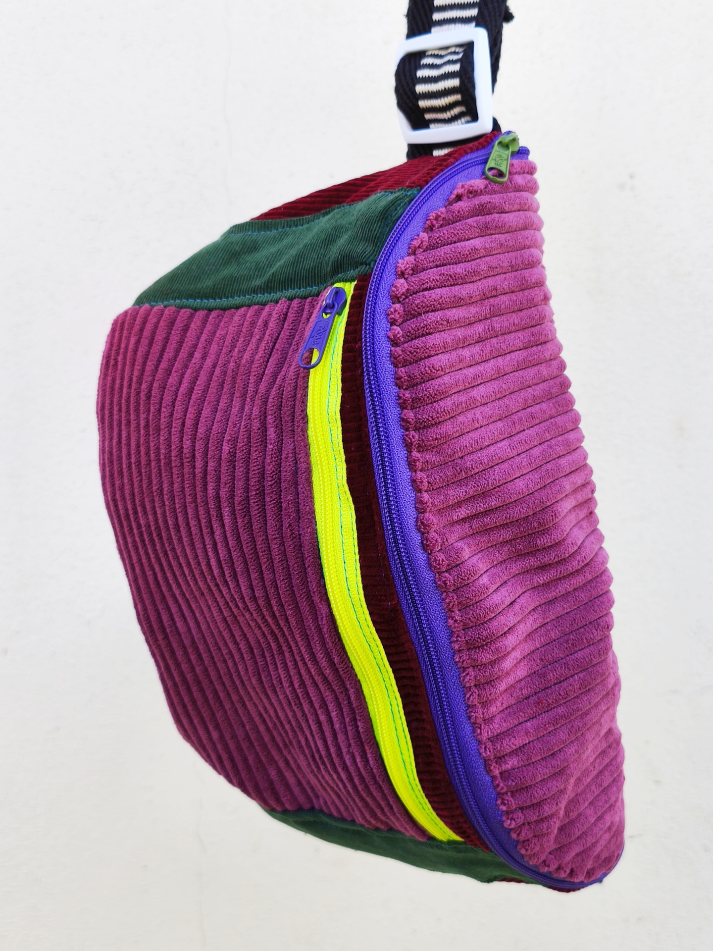 Bolsa de cintura BOMBAzine! Bolsa tipo saco colorida em veludo cotelê com fechos de correr coloridos