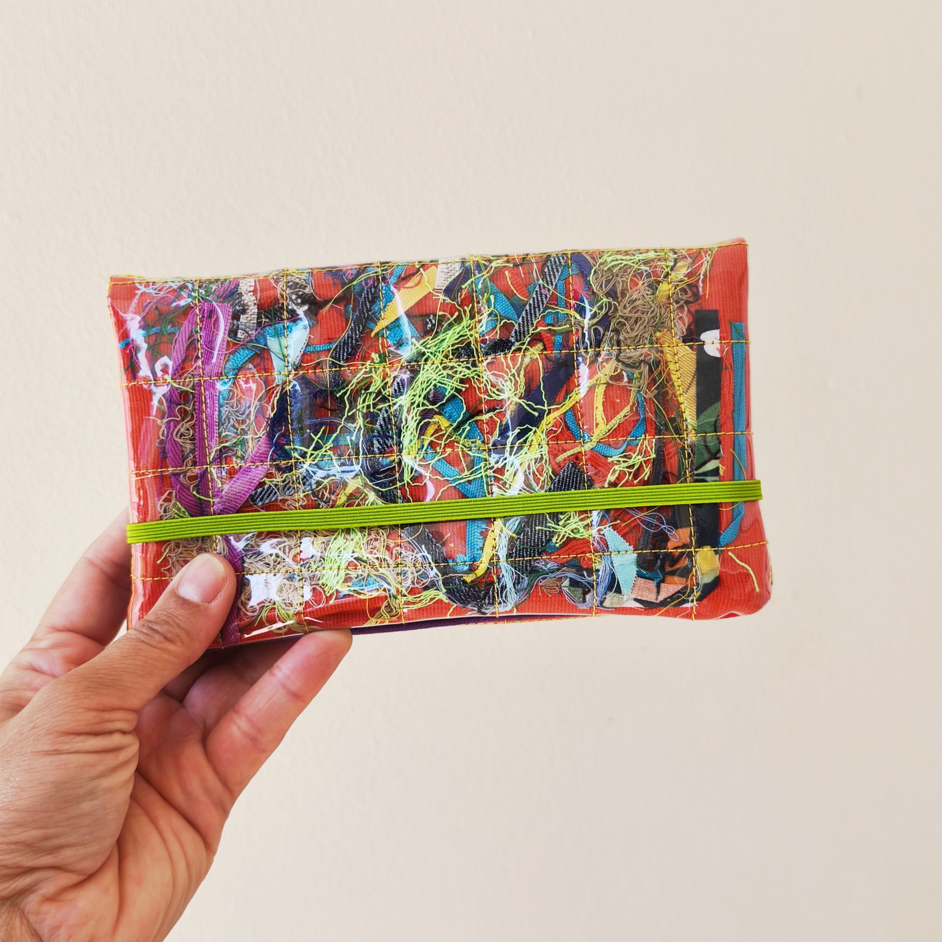 Carteiras porta-tudo! Carteira colorida com padrão abstrato e elástico verde na mão