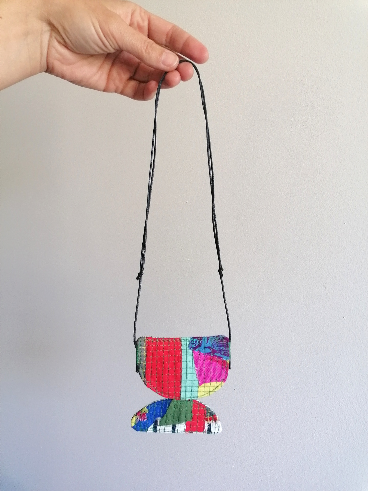 Colar Trapo Bolsa pequena de tecido colorido com padrão geométrico e alça preta