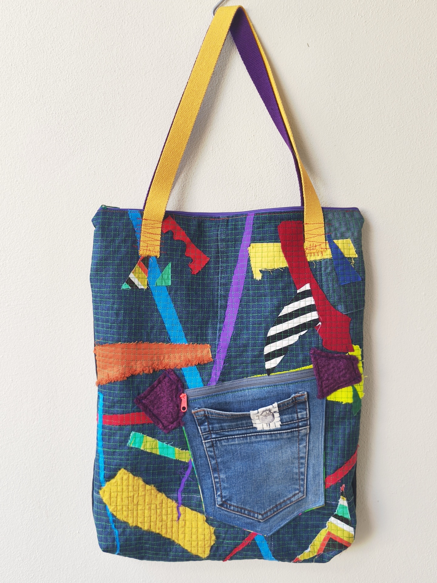 Bolsa/Mochila Bolsa de tecido colorida com bolso em ganga e alças amarelas e roxas