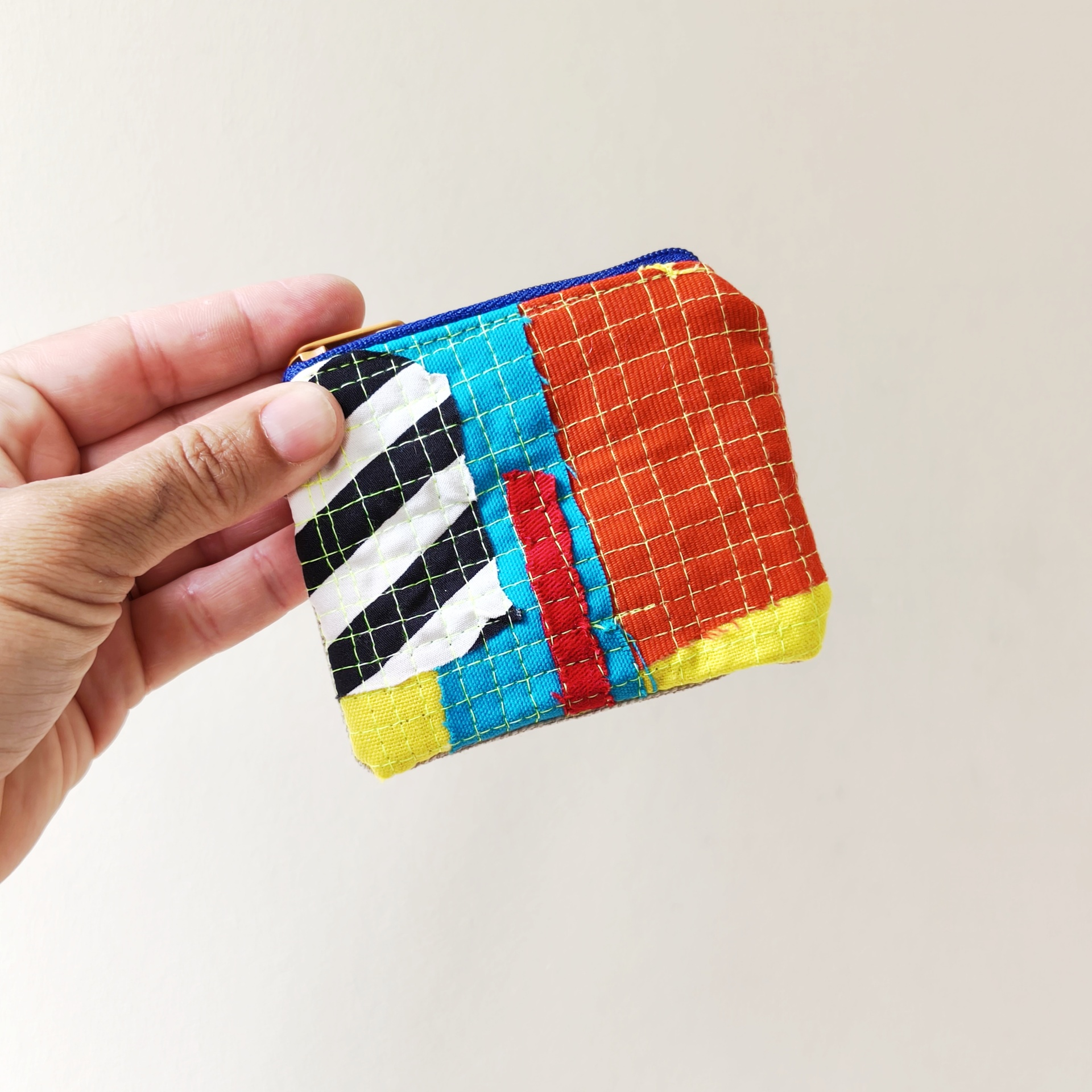 Mini bolsa trapo Carteira pequena em tecido colorido com padrões em xadrez e fecho azul