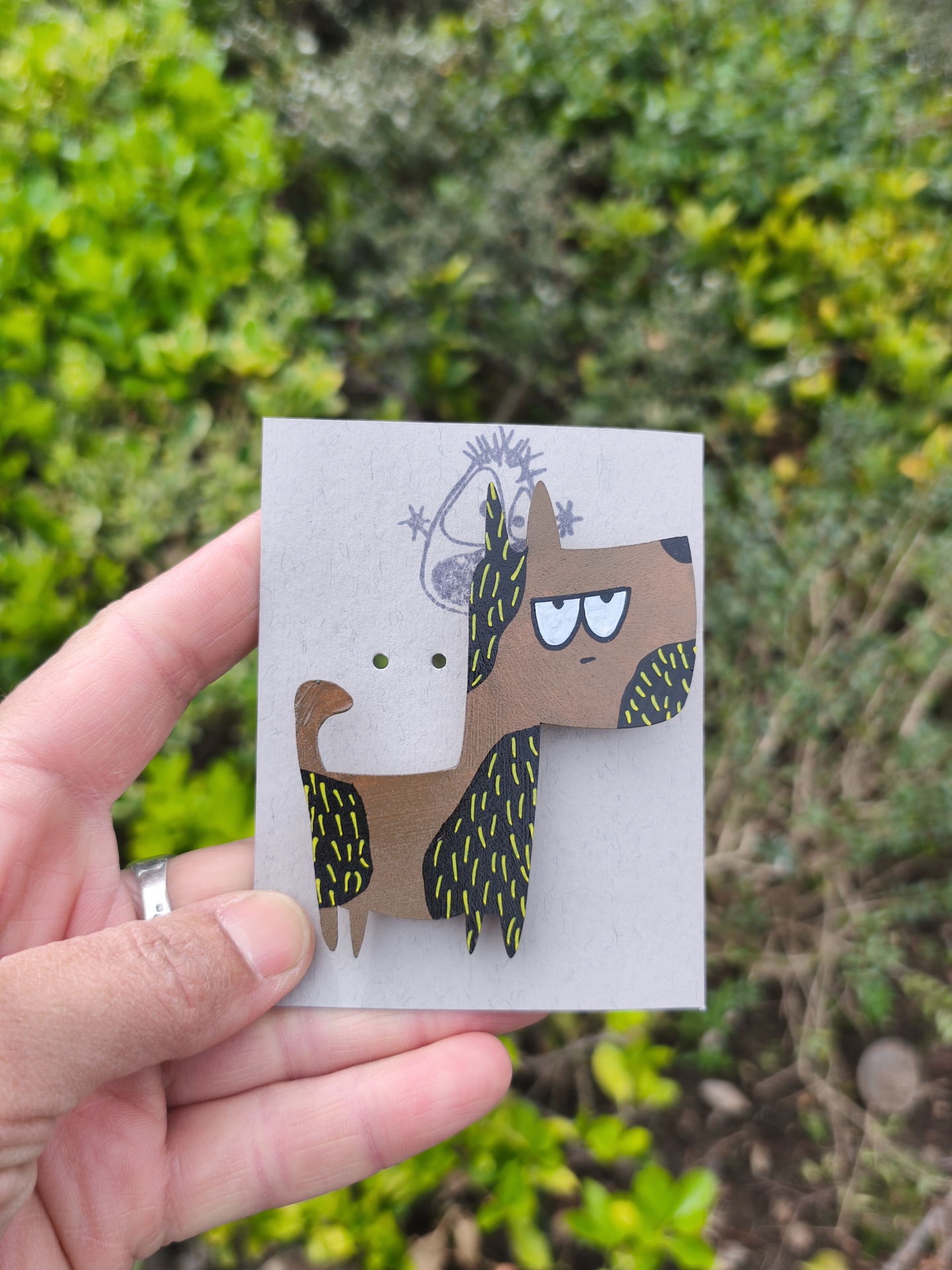 Alfinete cão #2! Broche de cachorro estilizado em madeira colorida