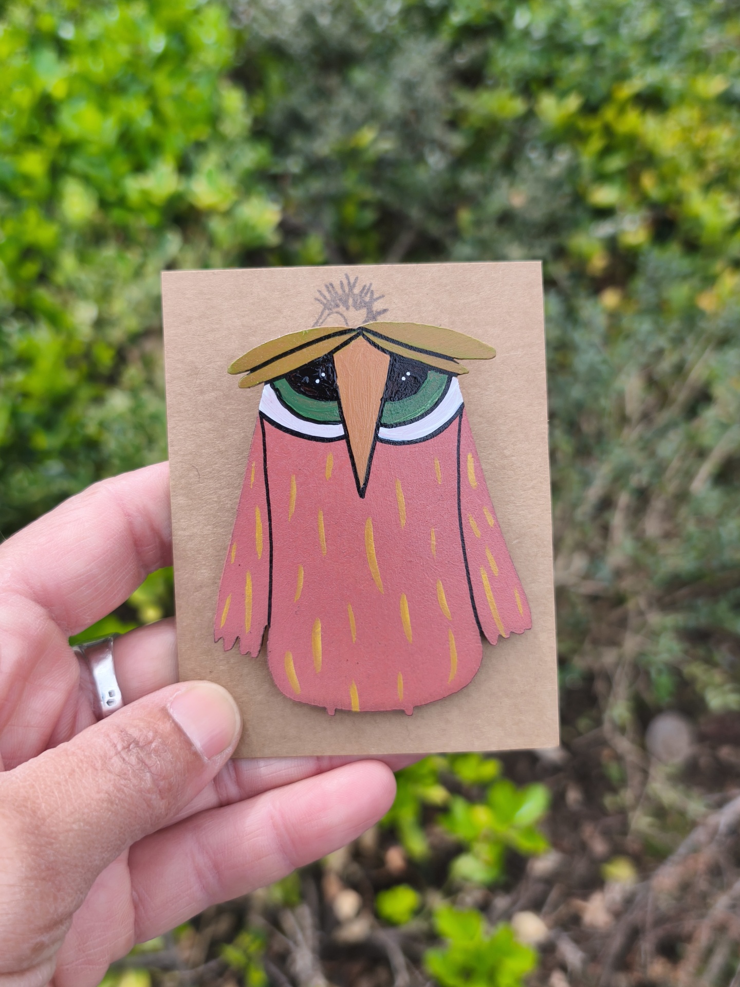 Alfinete mocho! Broche de madeira com desenho de coruja cor de rosa com olhos verdes