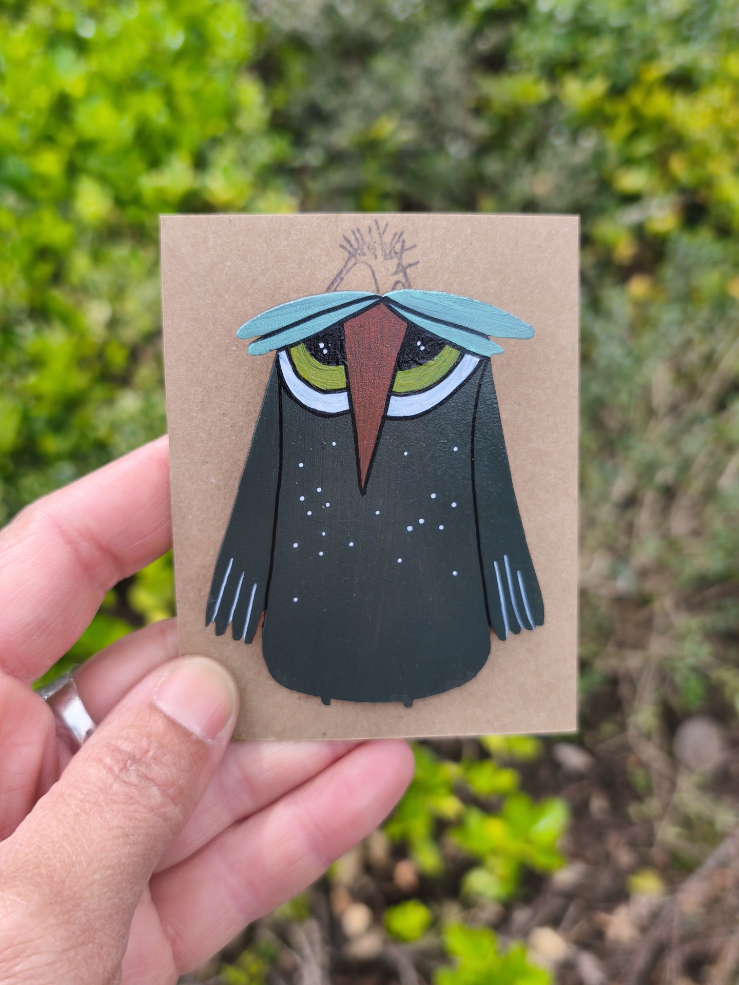 Alfinete mocho! Broche em madeira pintada com design de pássaro estilizado