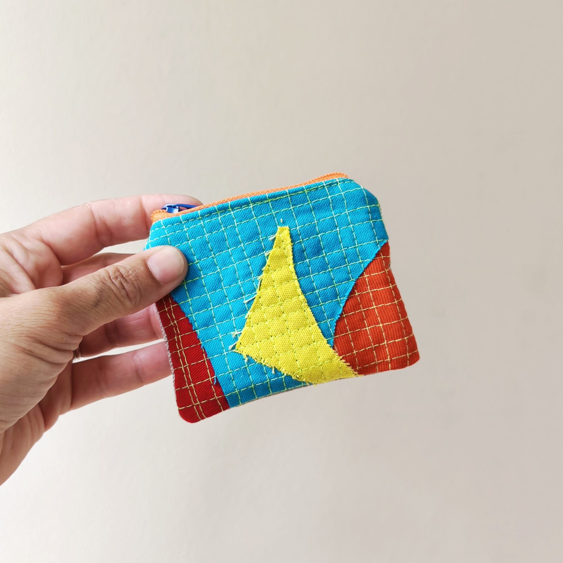 Mini bolsa trapo Estojo de tecido colorido com padrão matelassado e fecho azul na mão