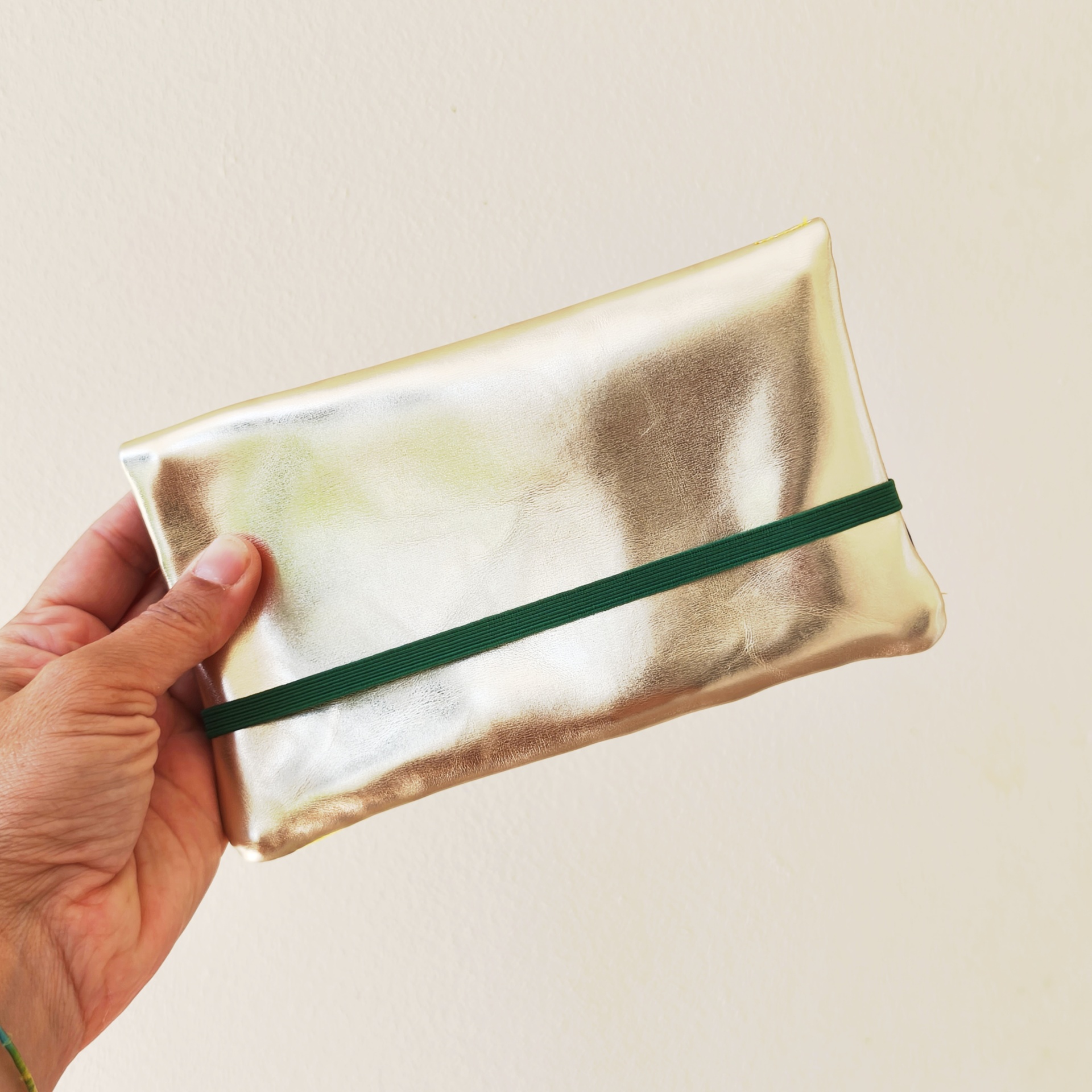 Carteiras porta-tudo! Mala espelhada dourada com elástico verde escuro na mão