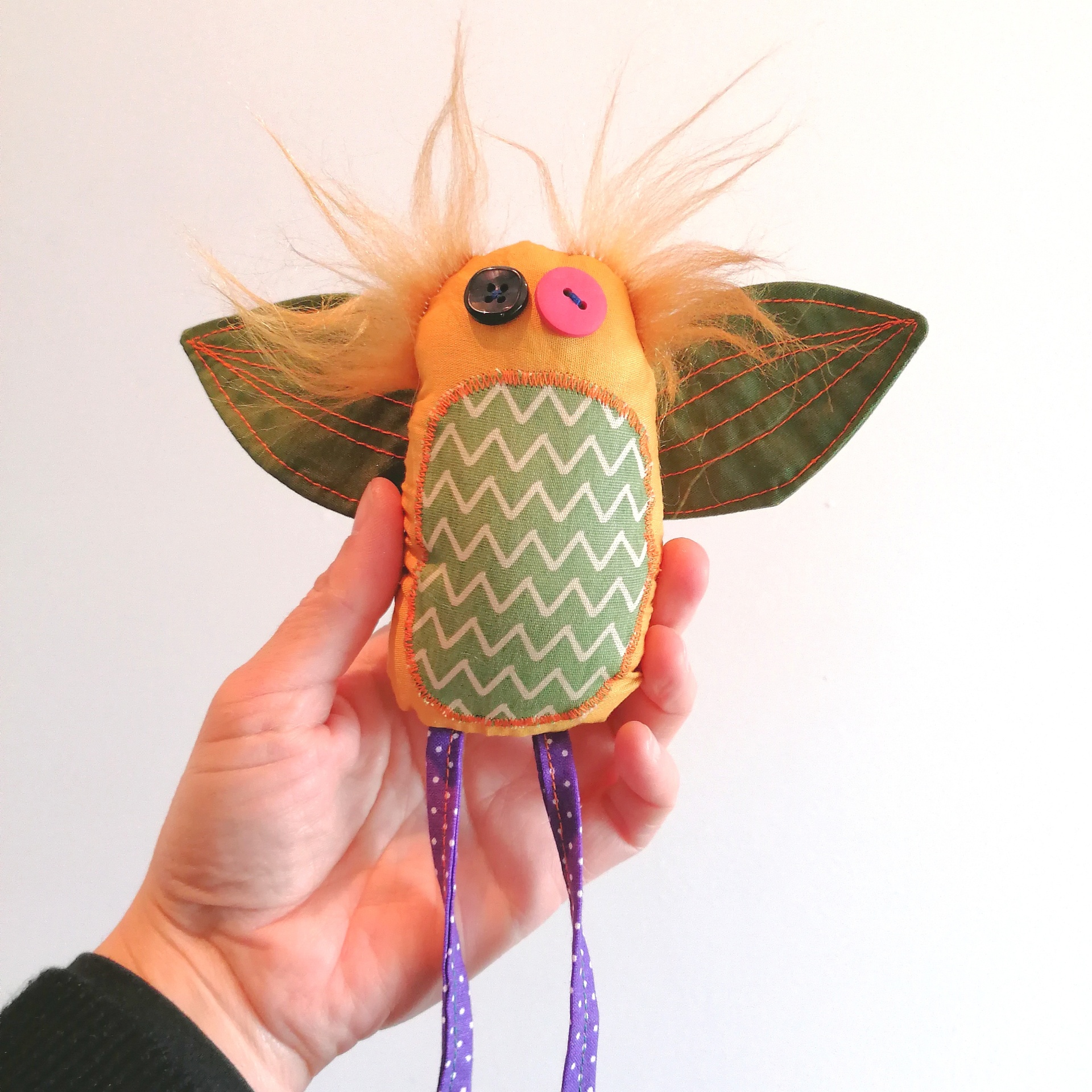 Passatortos! Brinquedo artesanal colorido feito de tecido com orelhas grandes e cabelo felpudo