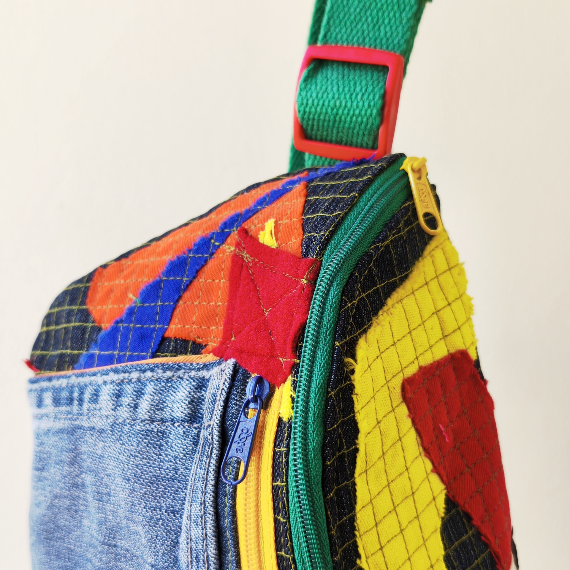 Bolsas de cintura Trapo! Mala patchwork colorida com fecho de correr e alça verde