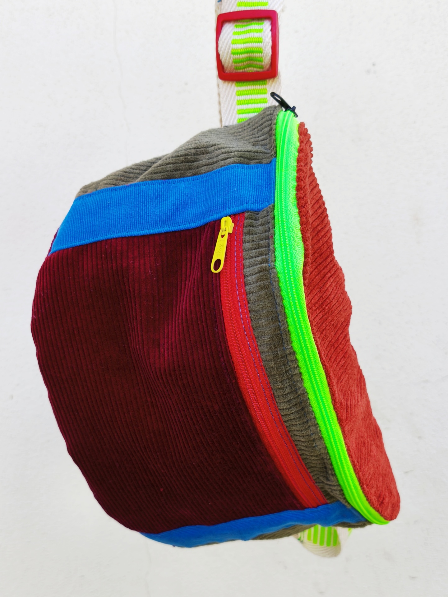 Bolsa de cintura BOMBAzine! Mochila colorida de veludo cotelê com fechos e alça colorida