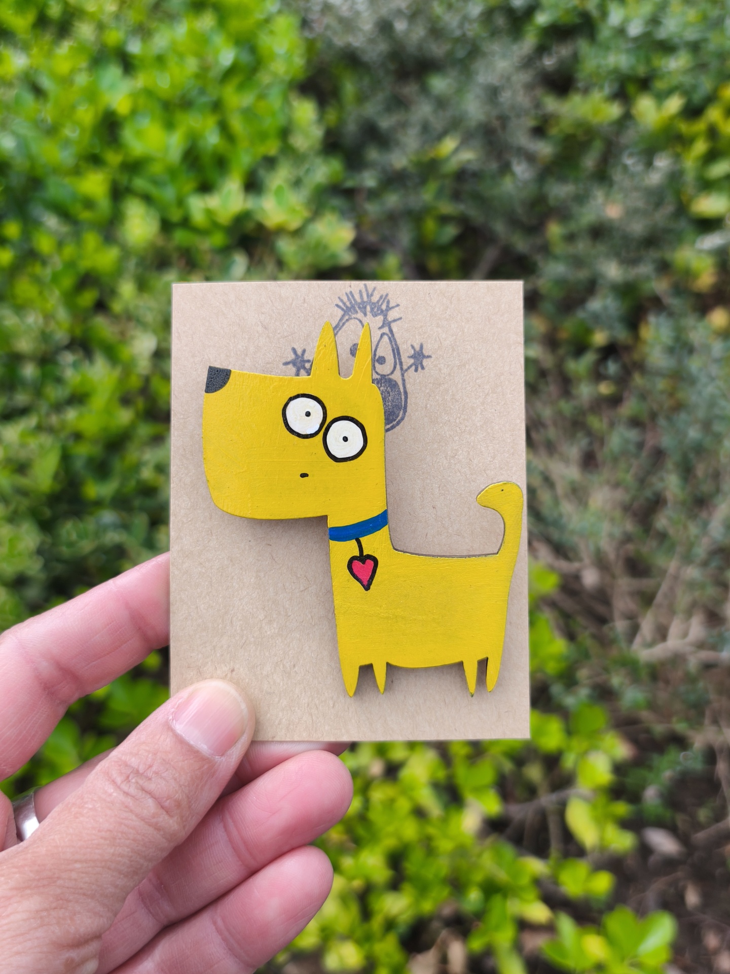 Alfinete cão #2! Broche de cão amarelo em cartão castanho com fundo verde