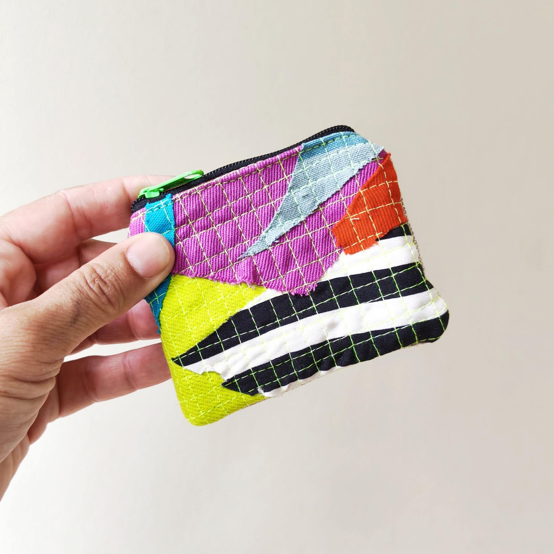 Mini bolsa trapo Carteira pequena colorida em patchwork com zíper verde numa mão