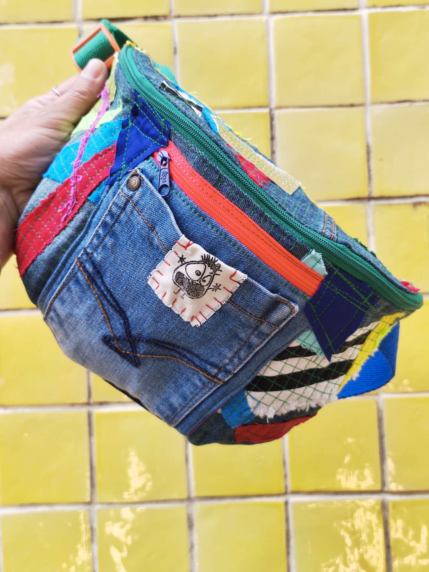 Bolsas de cintura Trapo! Bolsa patchwork com bolsos de ganga e etiqueta com desenho de cara expressiva