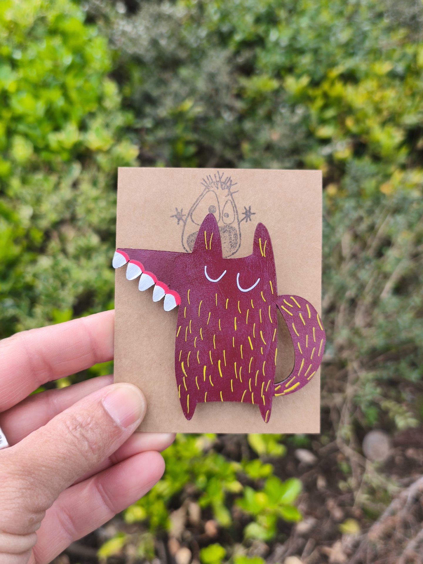 Alfinete lobo! Broche em madeira de animal castanho com dentes brancos em cartão castanho