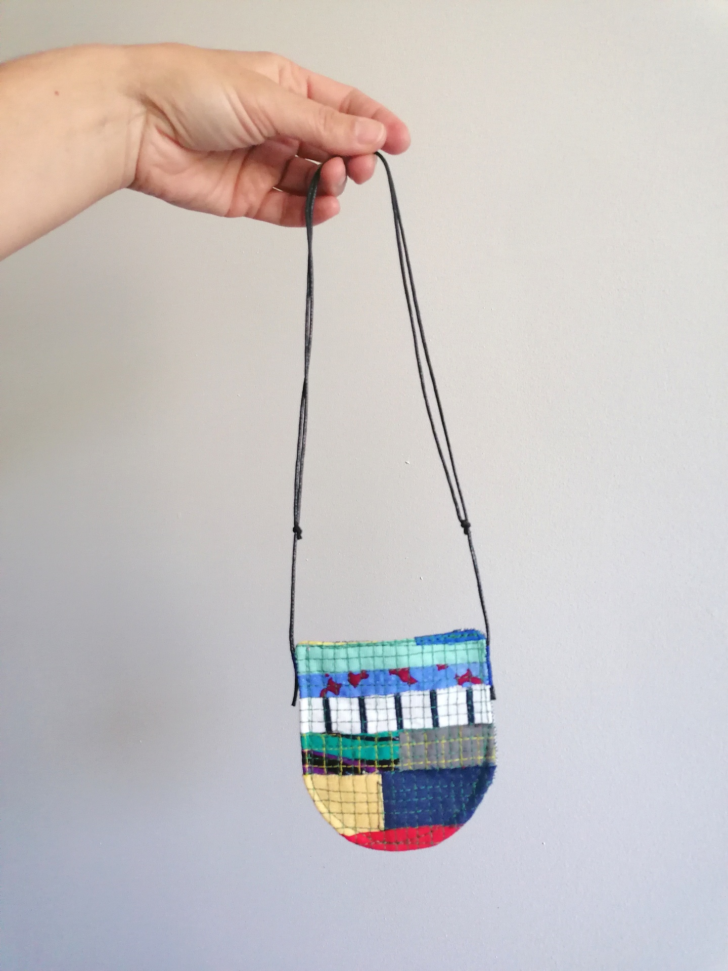 Colar Trapo Bolsa pequena colorida de tecido patchwork com alça preta