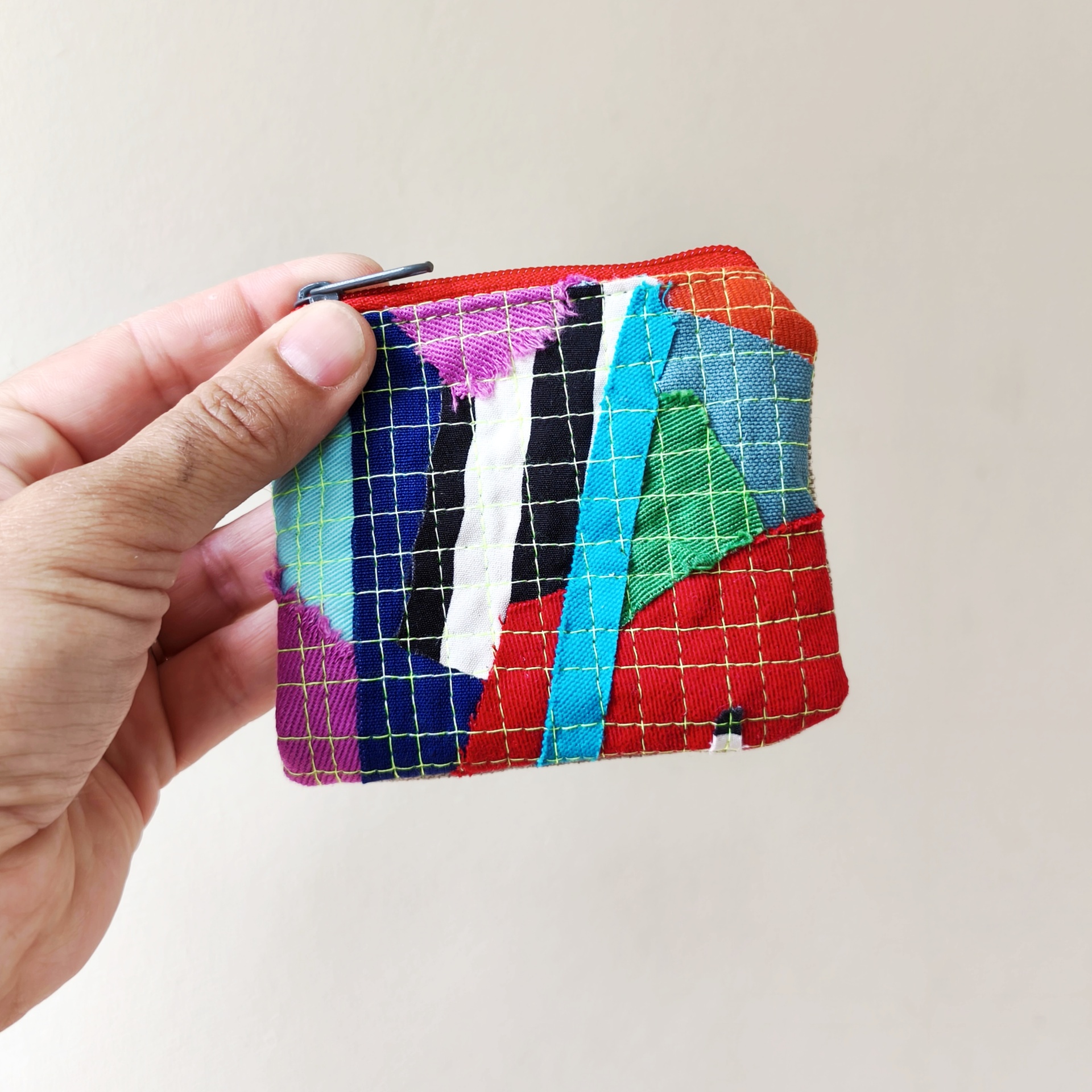 Mini bolsa trapo Pequena carteira colorida em tecido com padrão de retalhos e fecho de correr vermelho