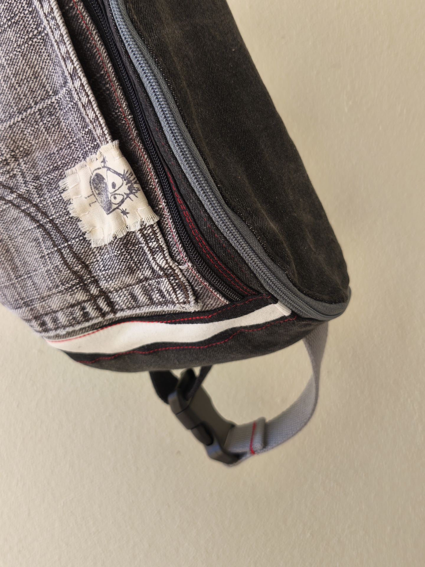 Bolsa de cintura Os básicos! Mochila em tecido com padrão cinzento, preto e branco e etiqueta com desenho abstrato