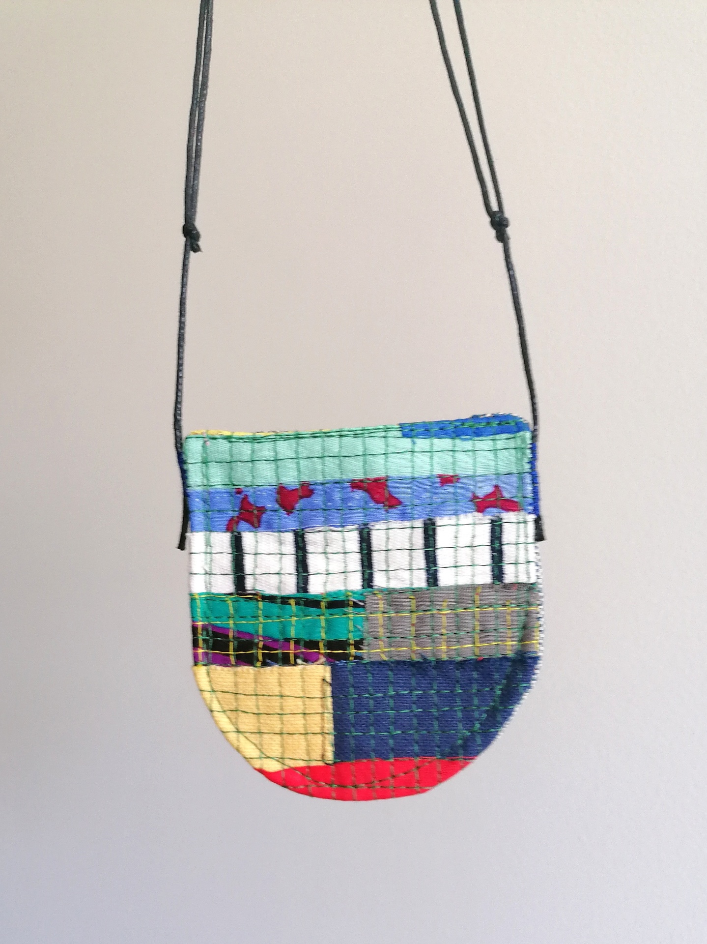 Colar Trapo Bolsa de tecido colorida com padrão geométrico e alça preta