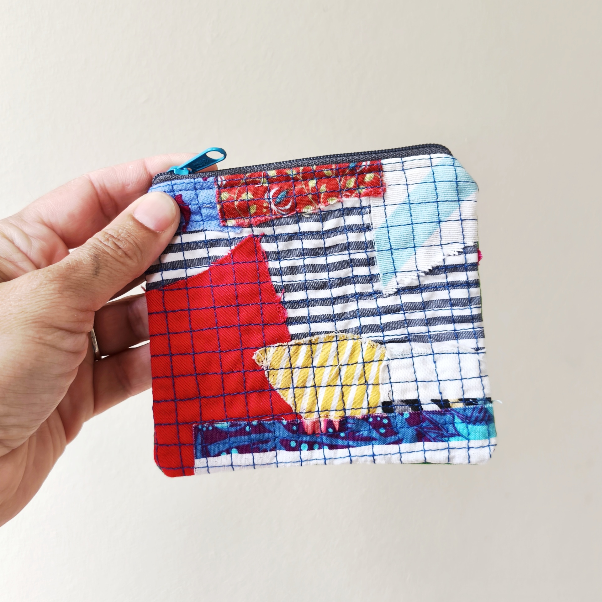 Bolsa Trapo Carteira colorida em tecido com fecho de correr azul na mão