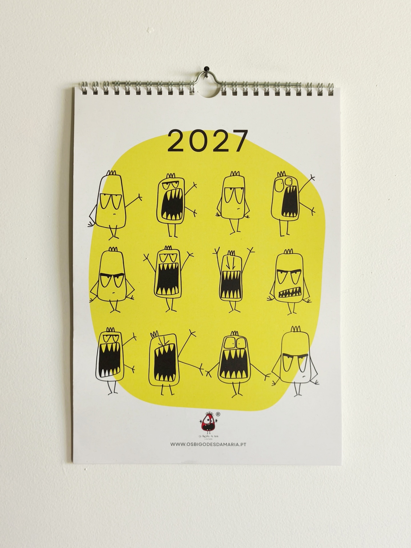 Calendário 2027 Calendário de parede 2027 com desenhos amarelos e texto WWW.OSBIGODESDAMARIA.PT
