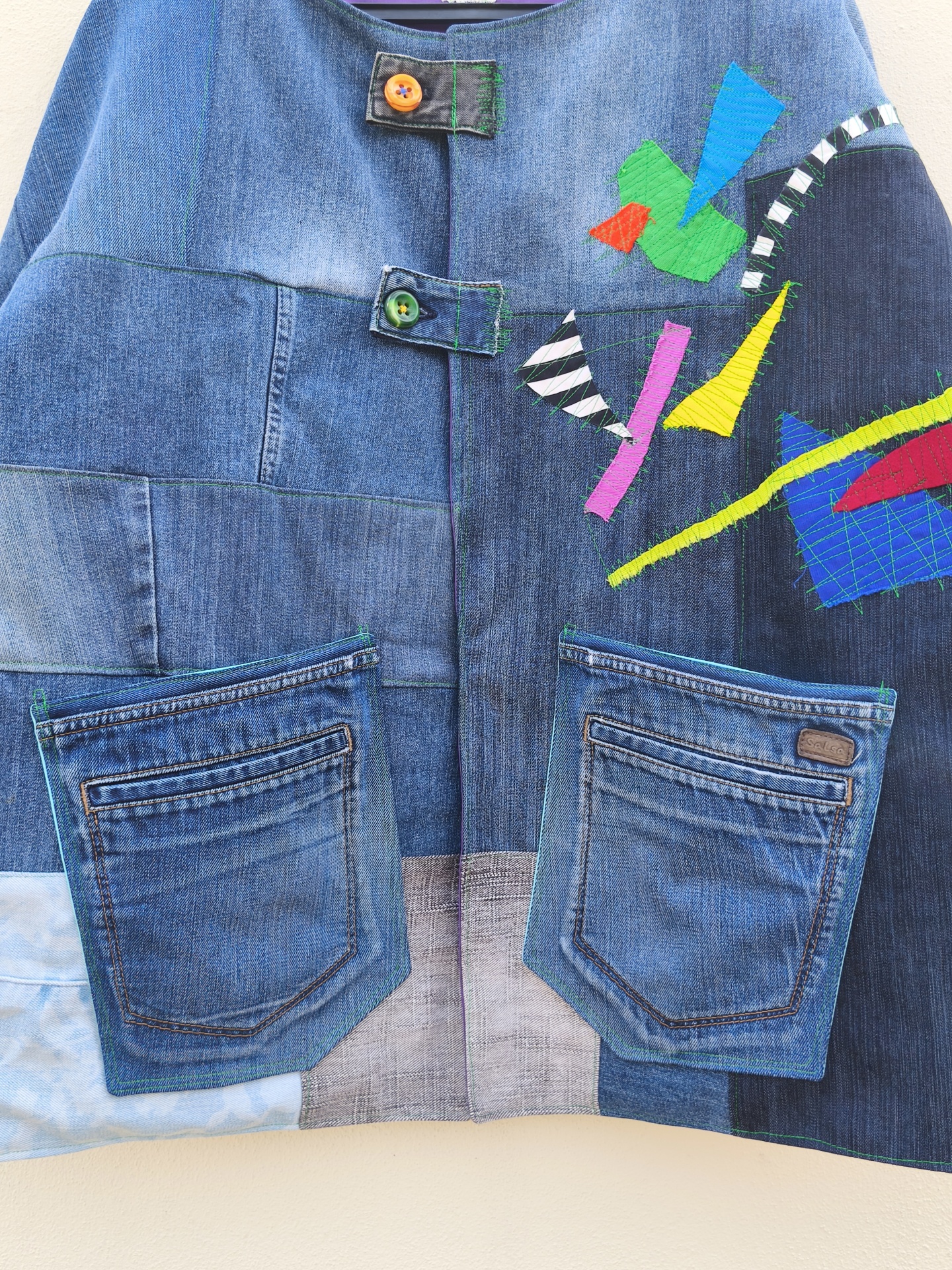 Casaco de ganga Trapo #4 Casaco azul de ganga com bolsos grandes e estampas coloridas