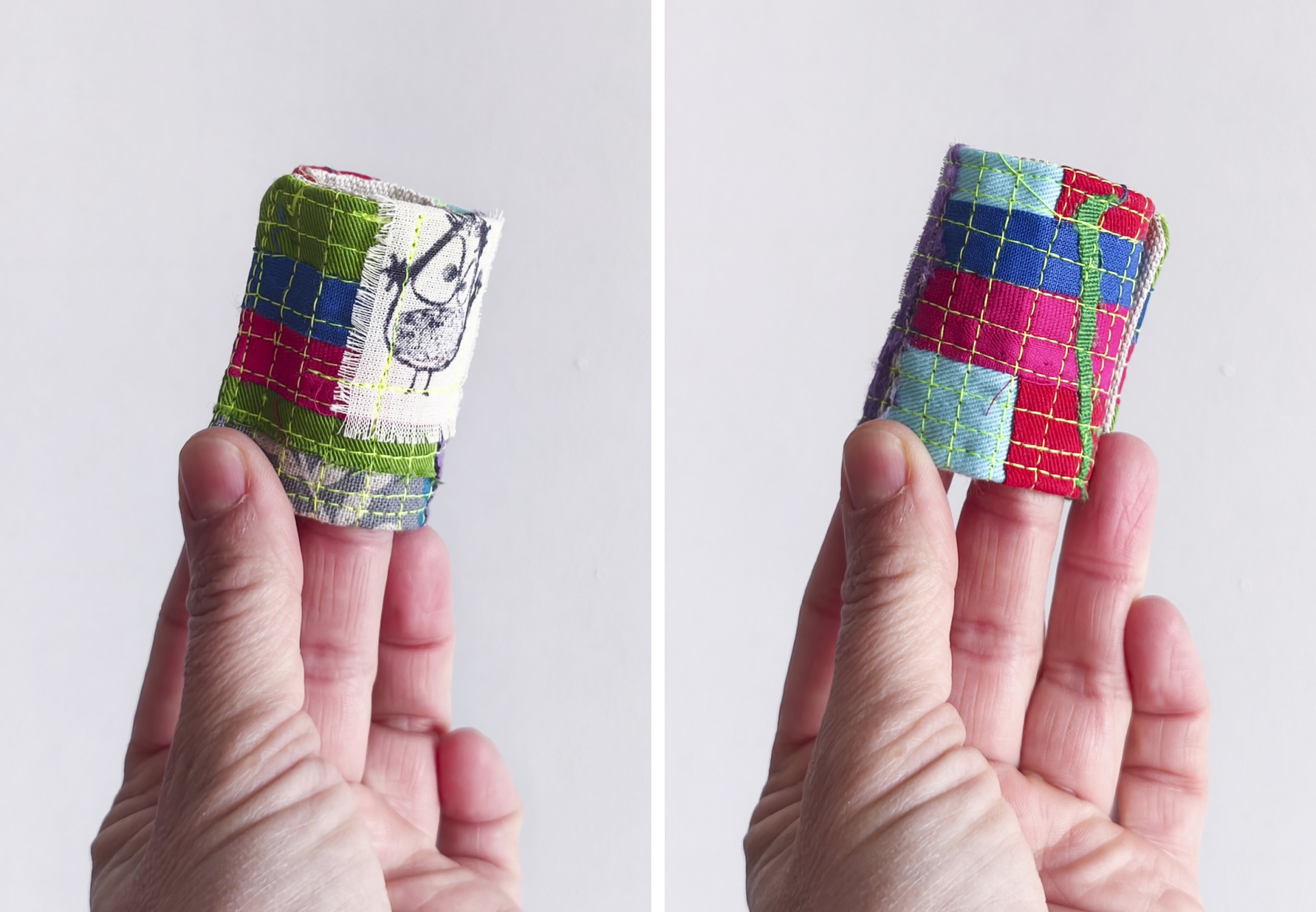 Argolas para guardanapos Anel de tecido colorido com quadrados e desenho de rosto, segurado por uma mão.