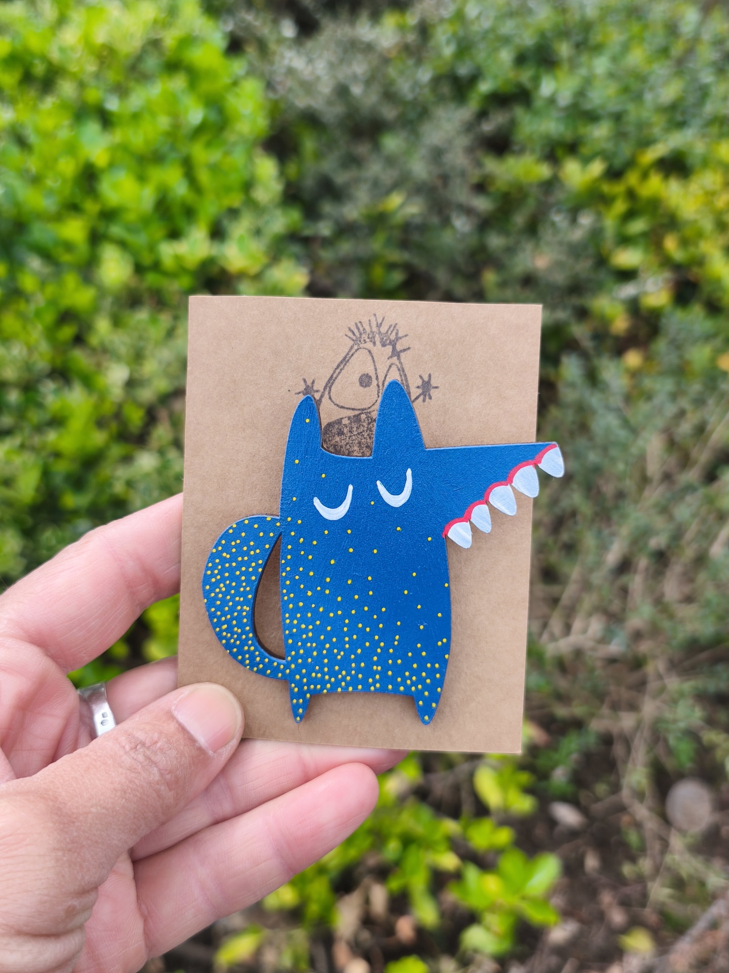 Alfinete lobo! Broche azul decorativo em forma de animal com pontos amarelos e dentes brancos
